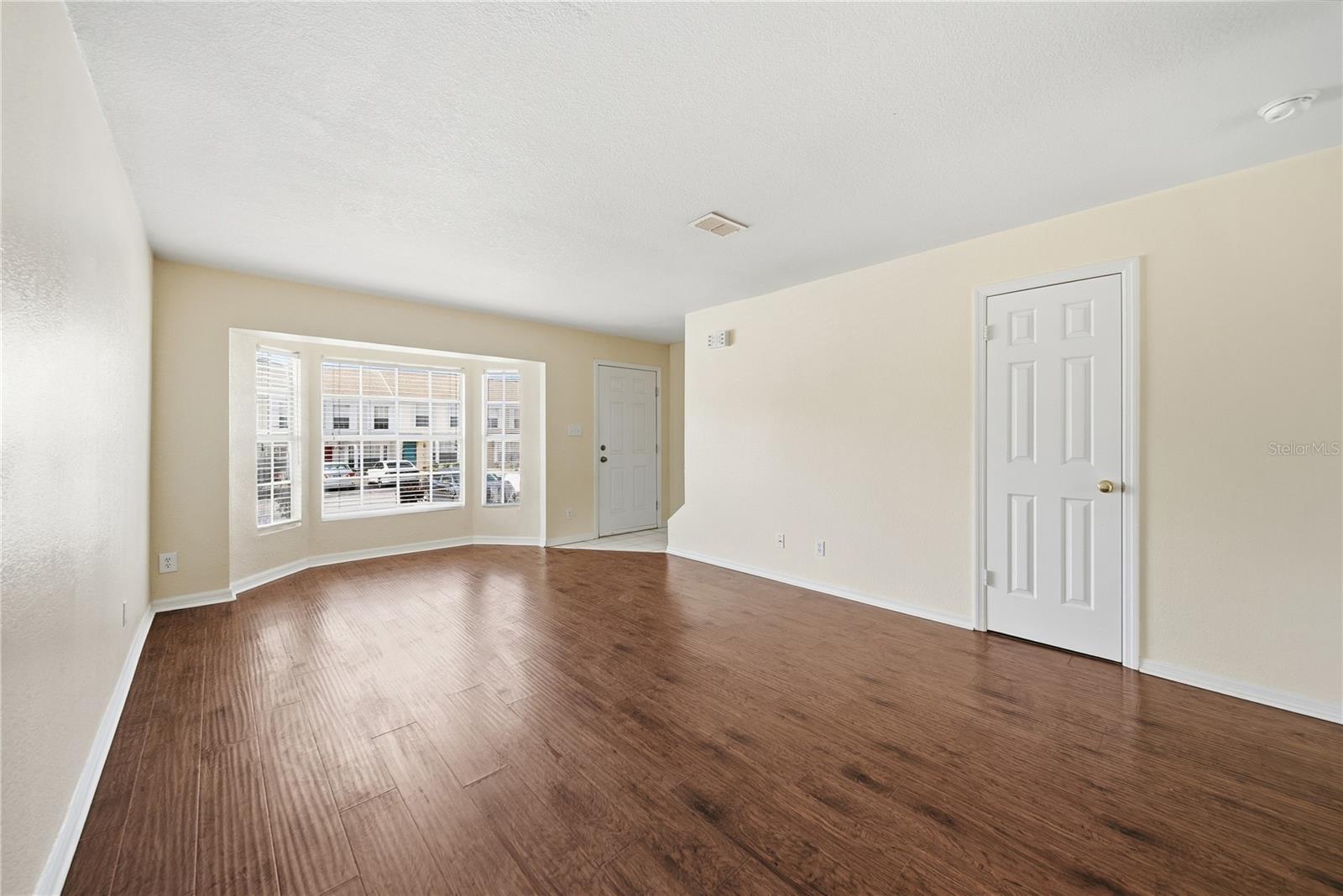 13542 EMBASSY PARK CT