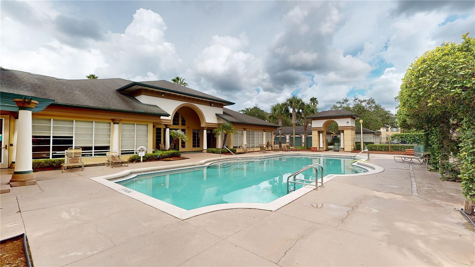 17110 CARRINGTON PARK DR #806