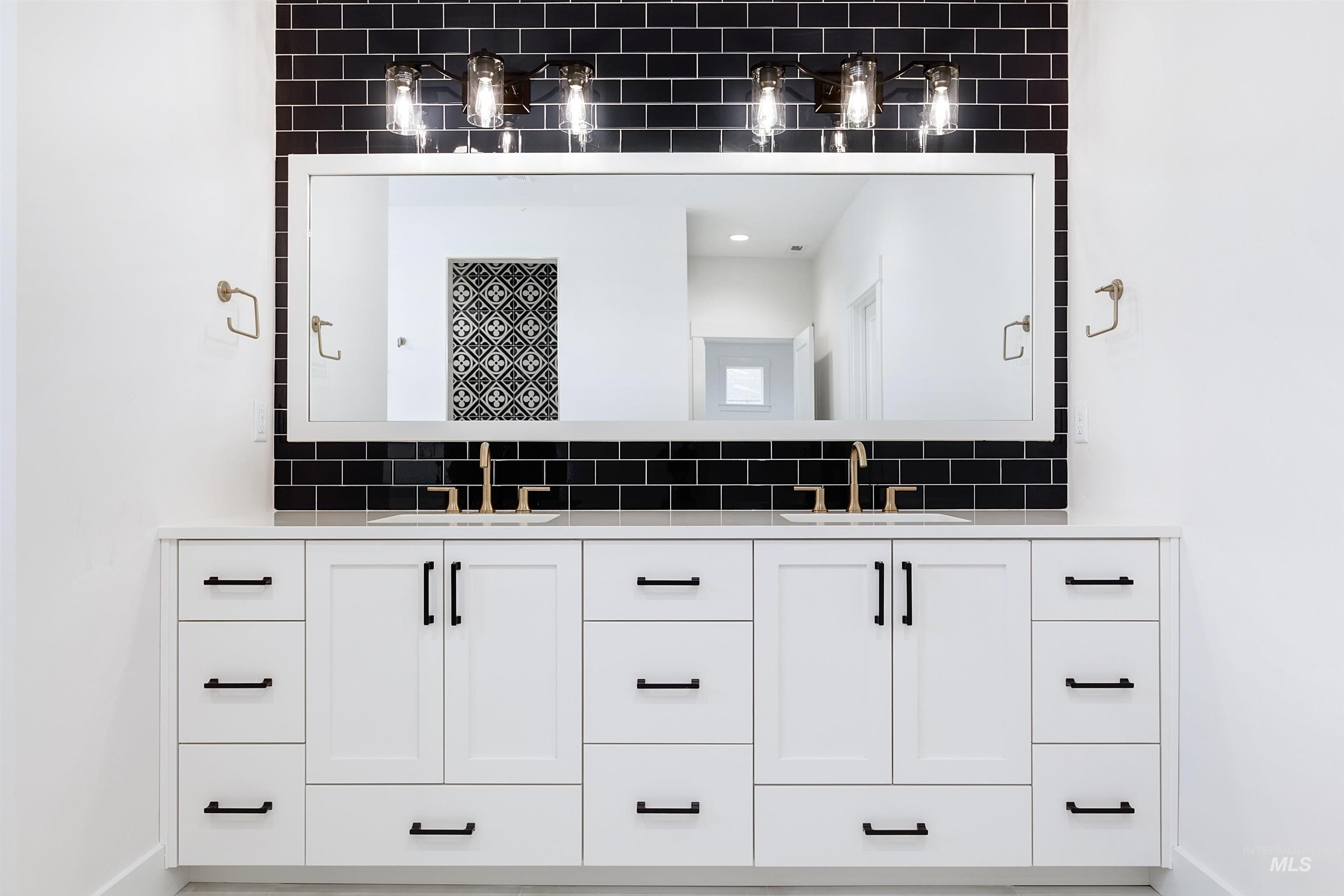 125 S Eagles Roost Way