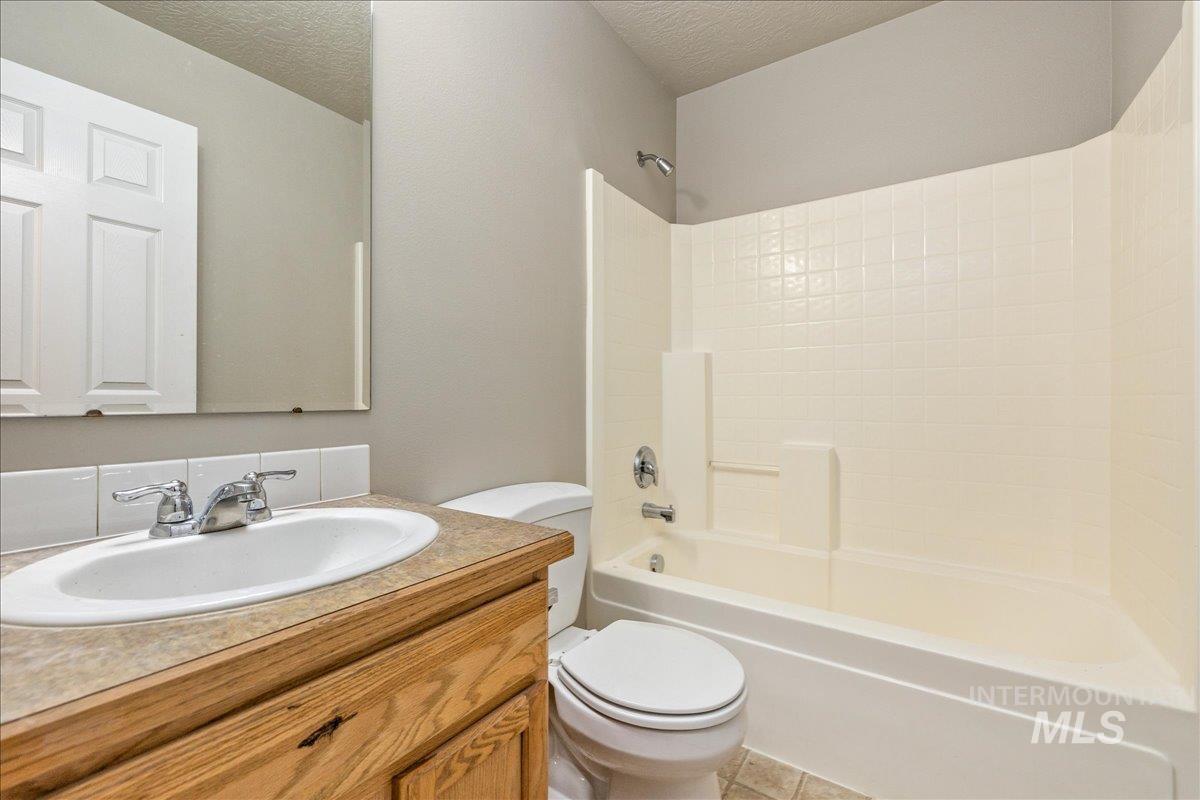 5976 S Santa Cruz Ave