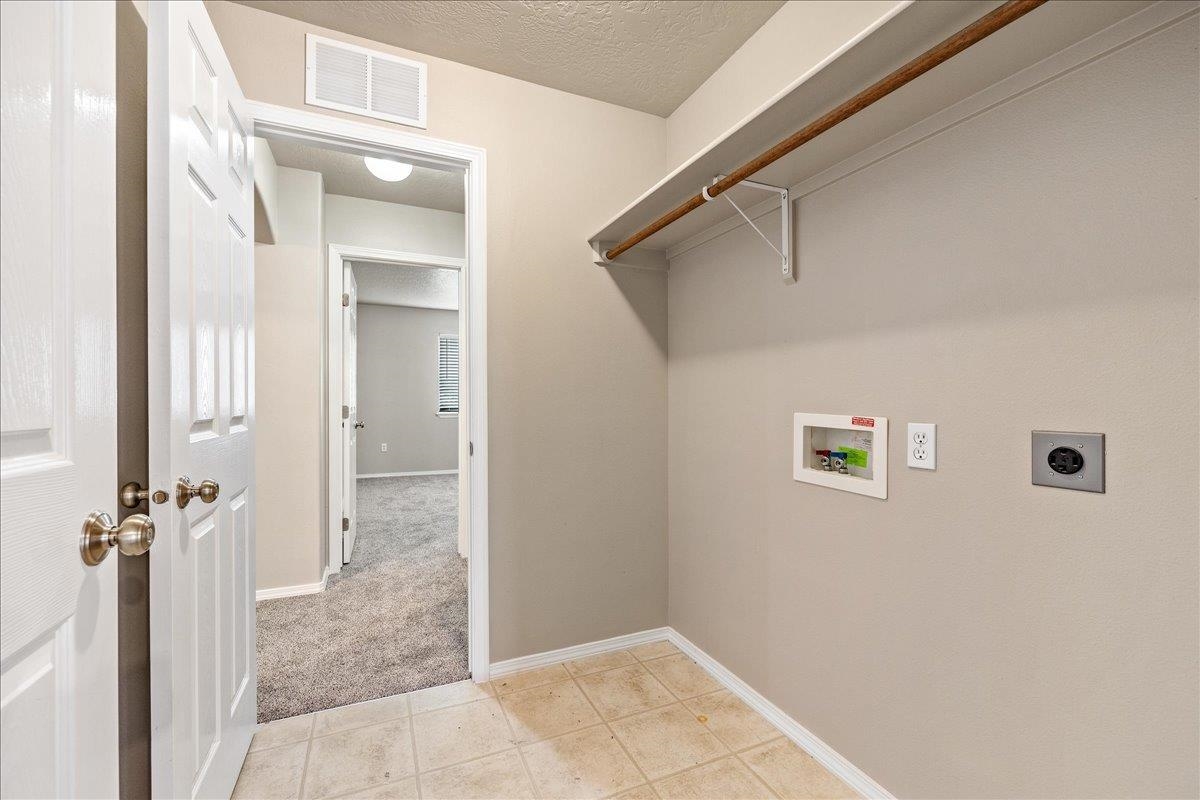 5976 S Santa Cruz Ave