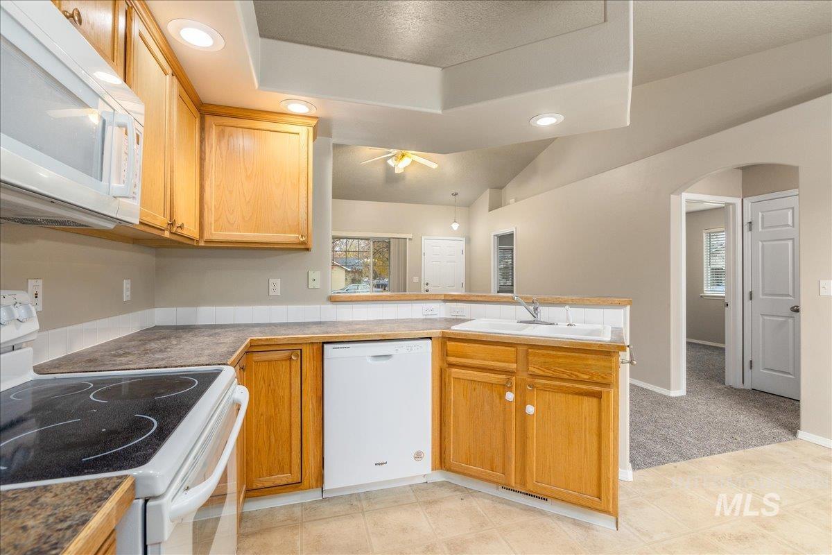 5976 S Santa Cruz Ave