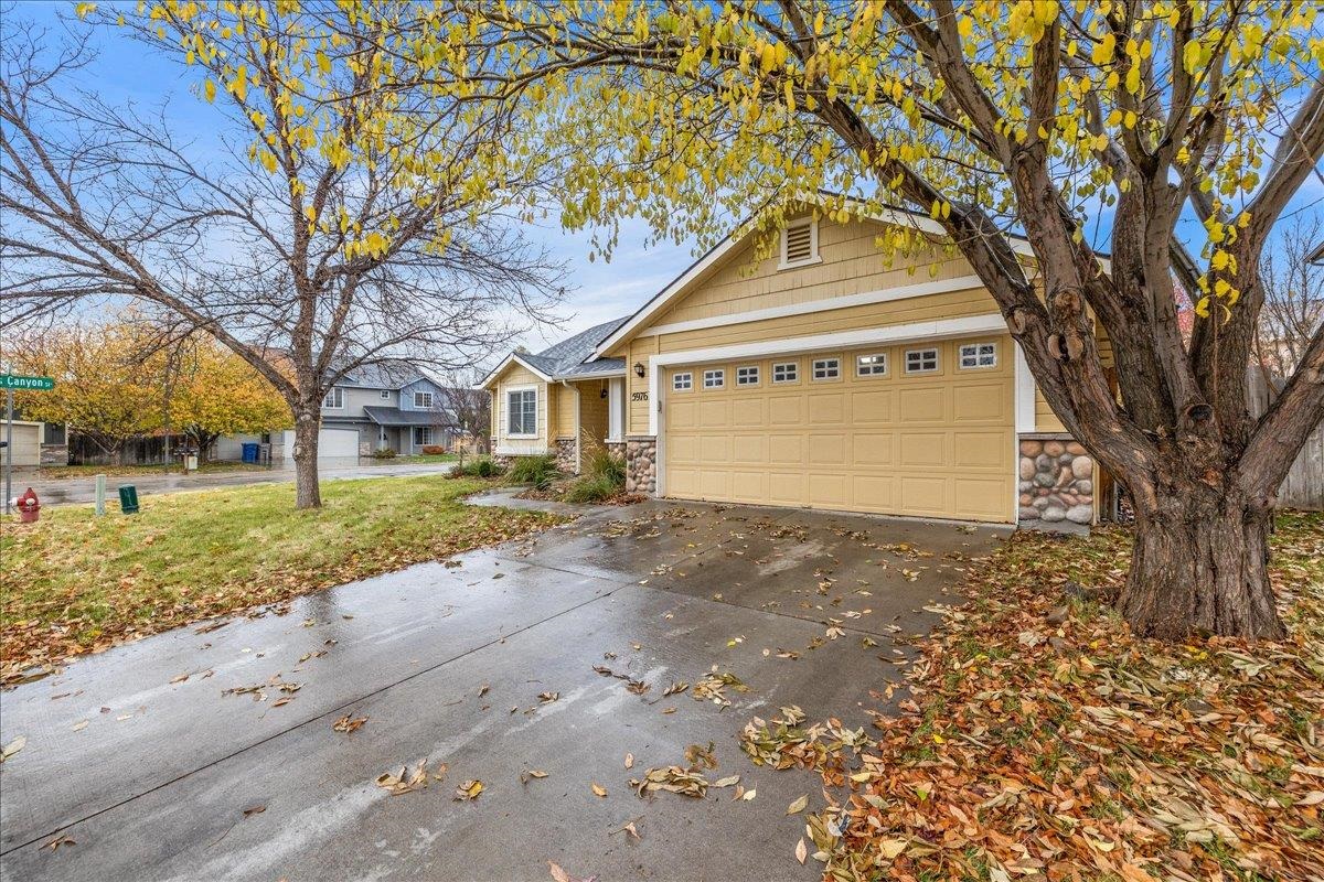 5976 S Santa Cruz Ave