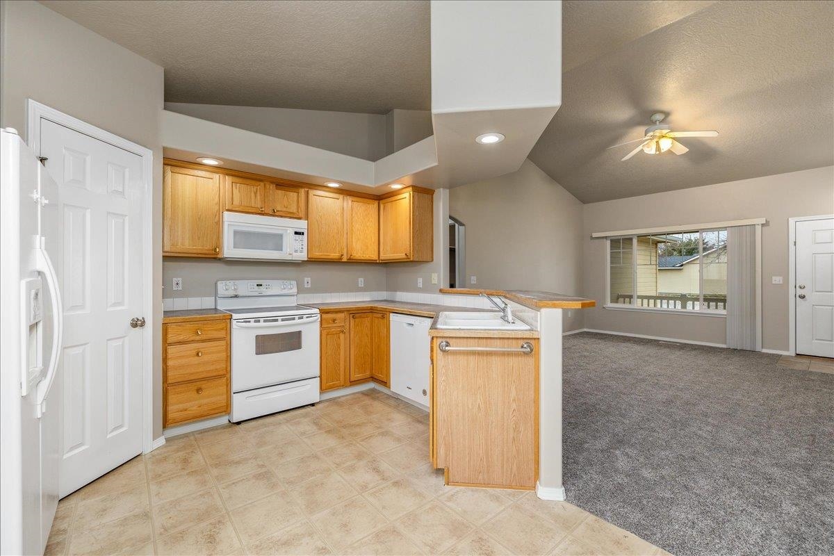 5976 S Santa Cruz Ave