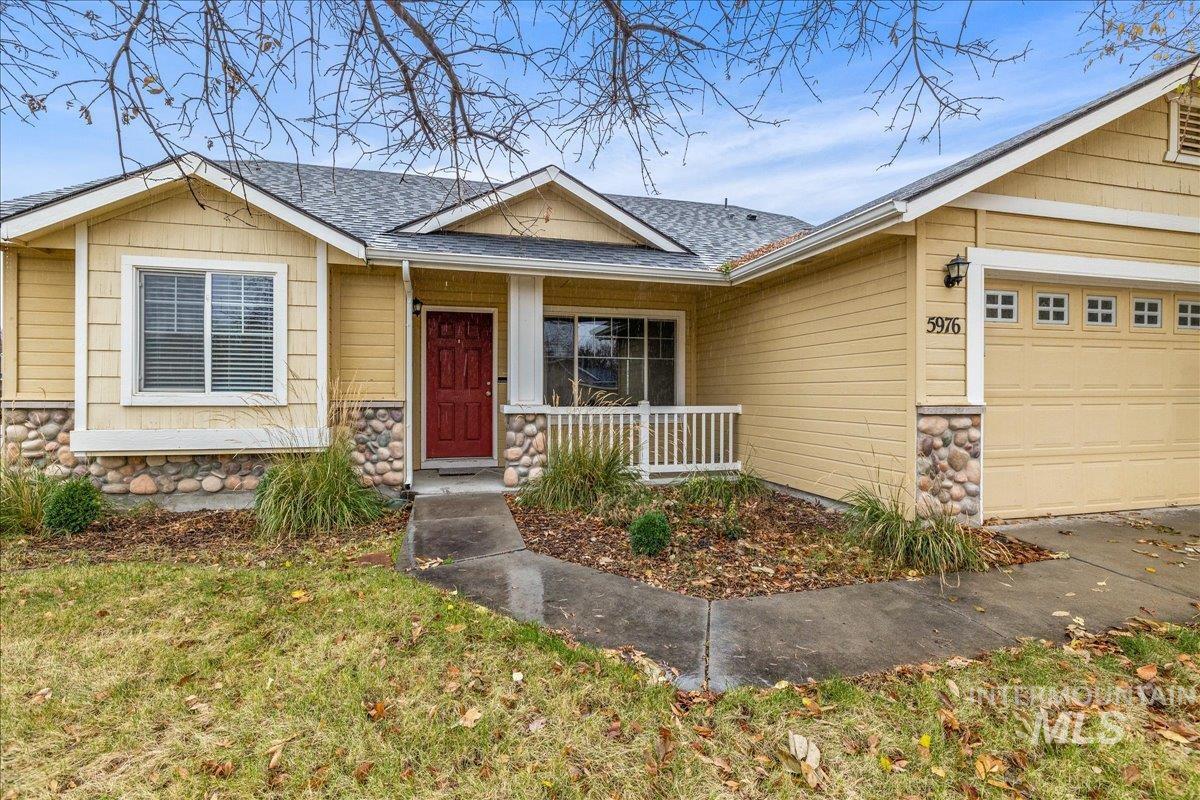 5976 S Santa Cruz Ave