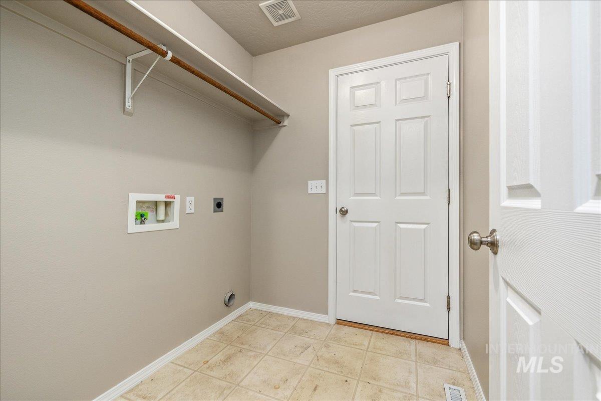 5976 S Santa Cruz Ave