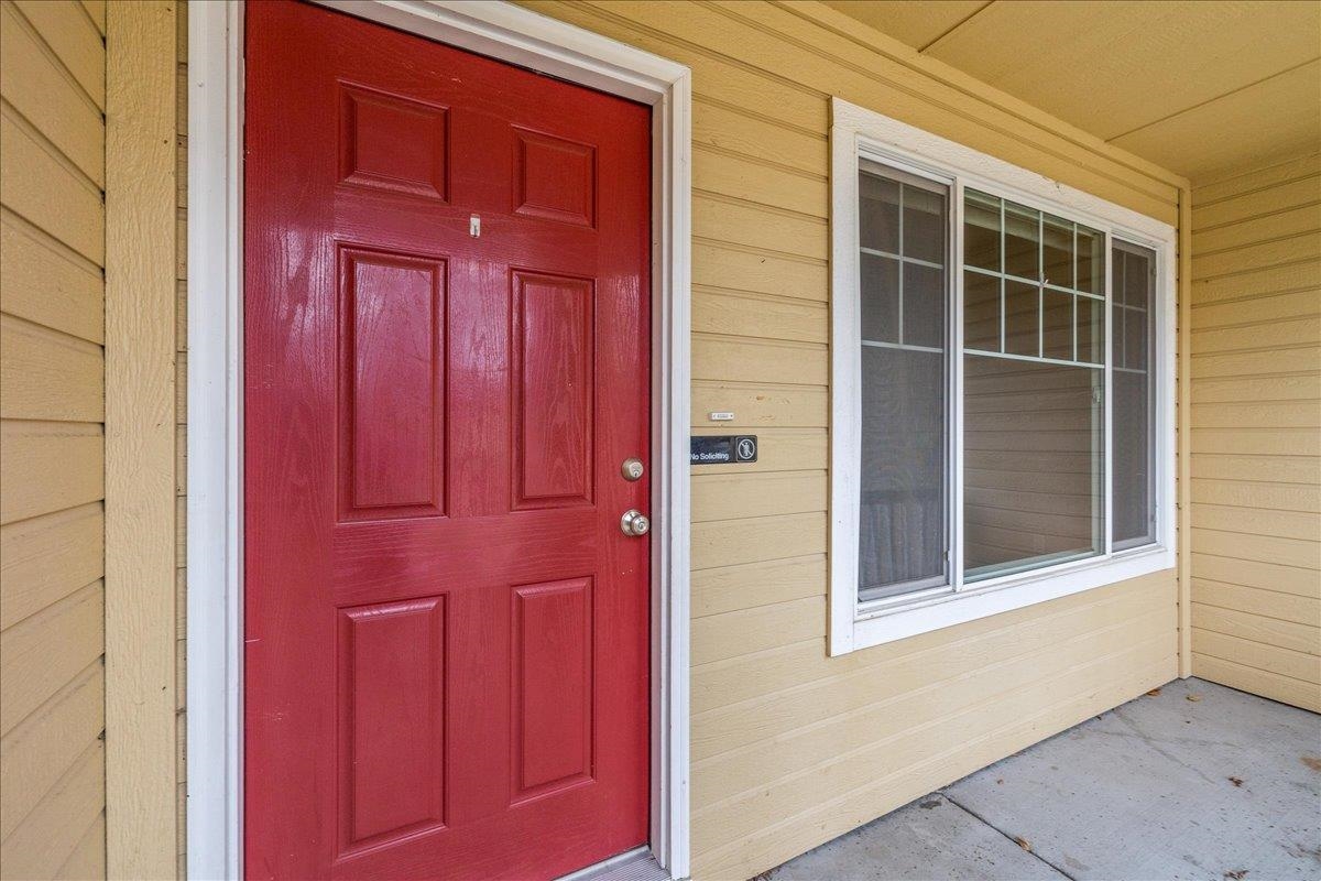 5976 S Santa Cruz Ave