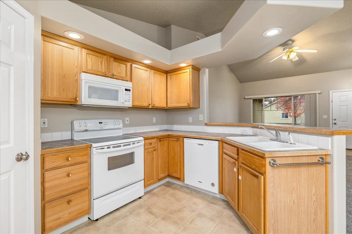 5976 S Santa Cruz Ave