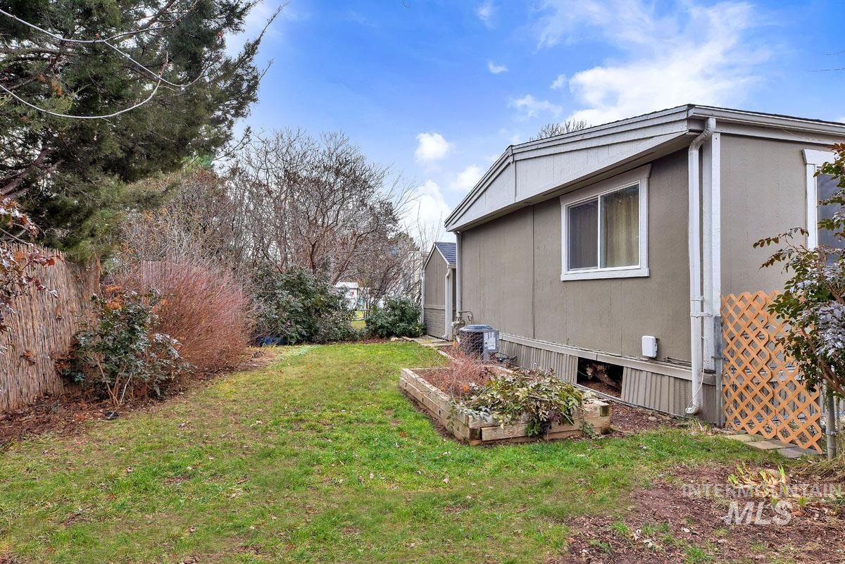 372 N Bonanza St