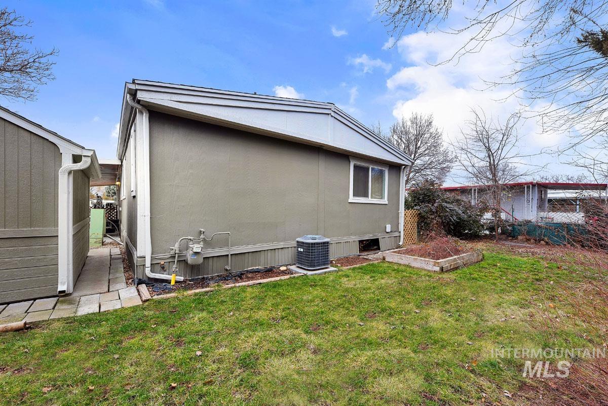 372 N Bonanza St