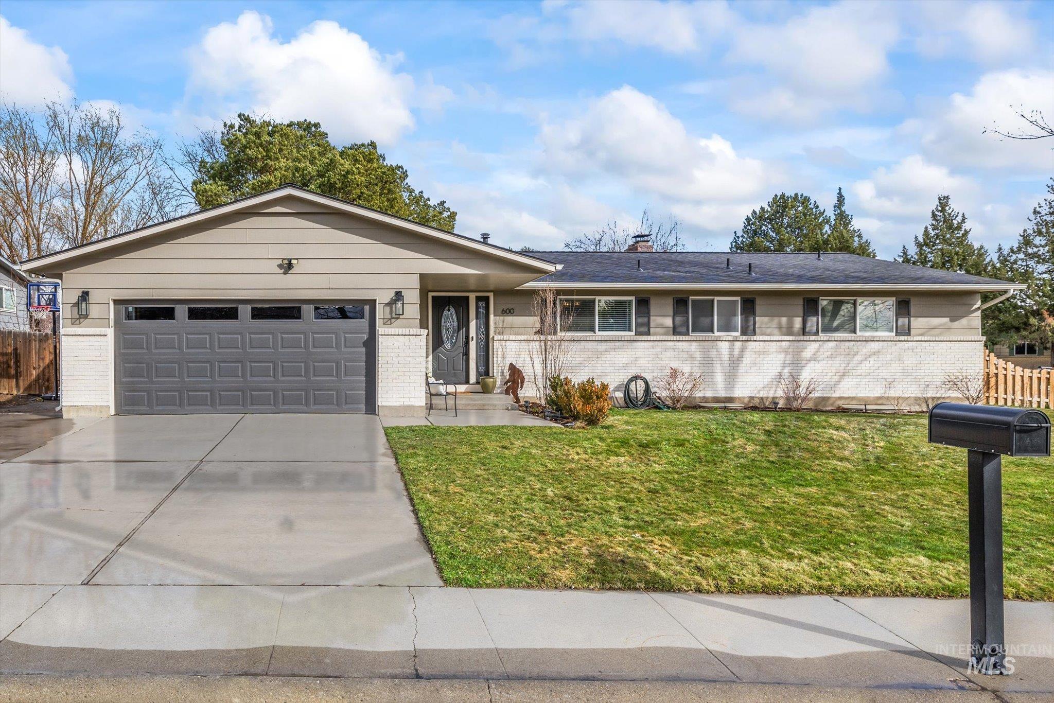 600 S Queens Guard Way