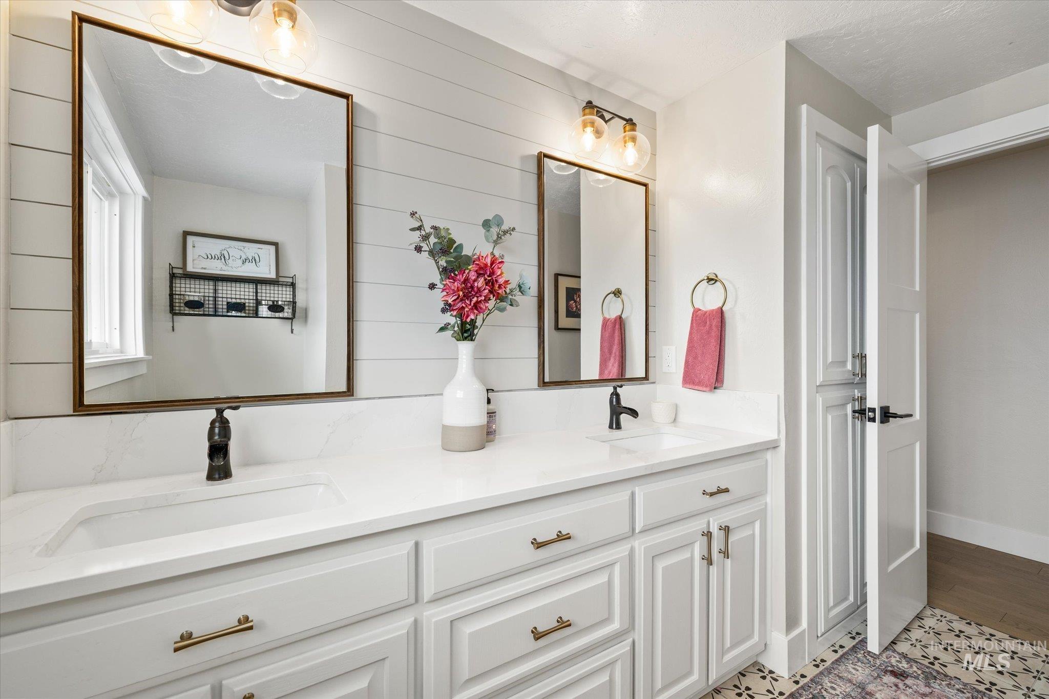 600 S Queens Guard Way