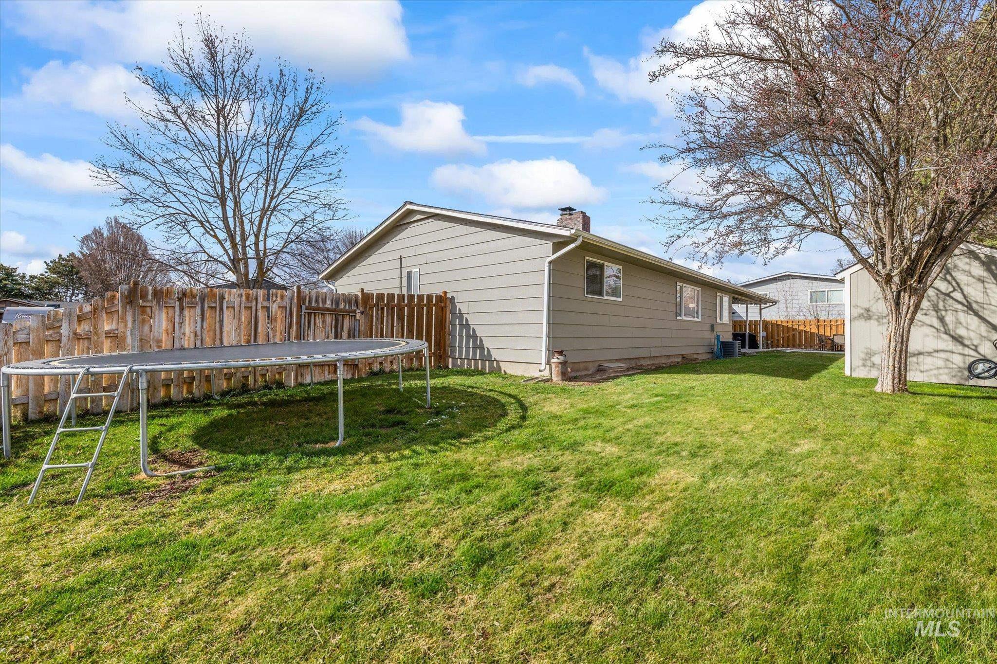 600 S Queens Guard Way