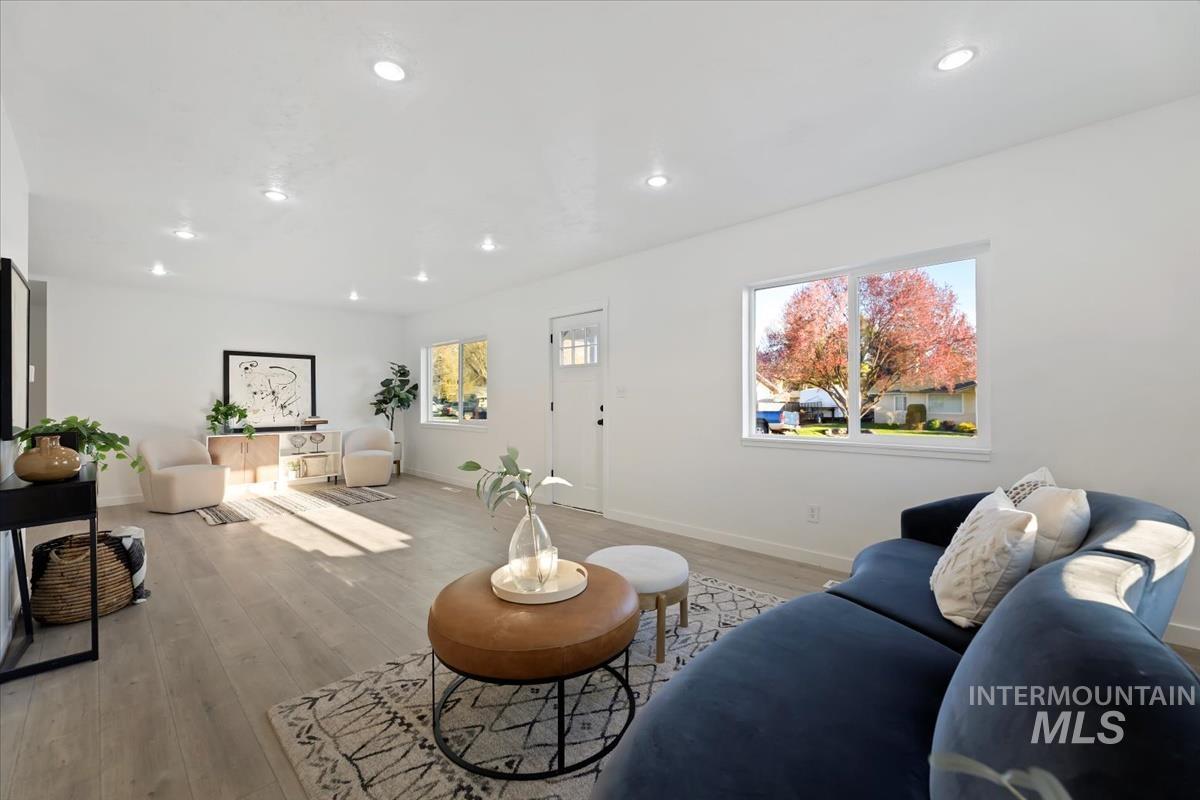 701 W Ash