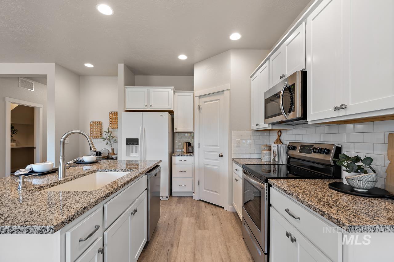 2626 W Jayton Dr