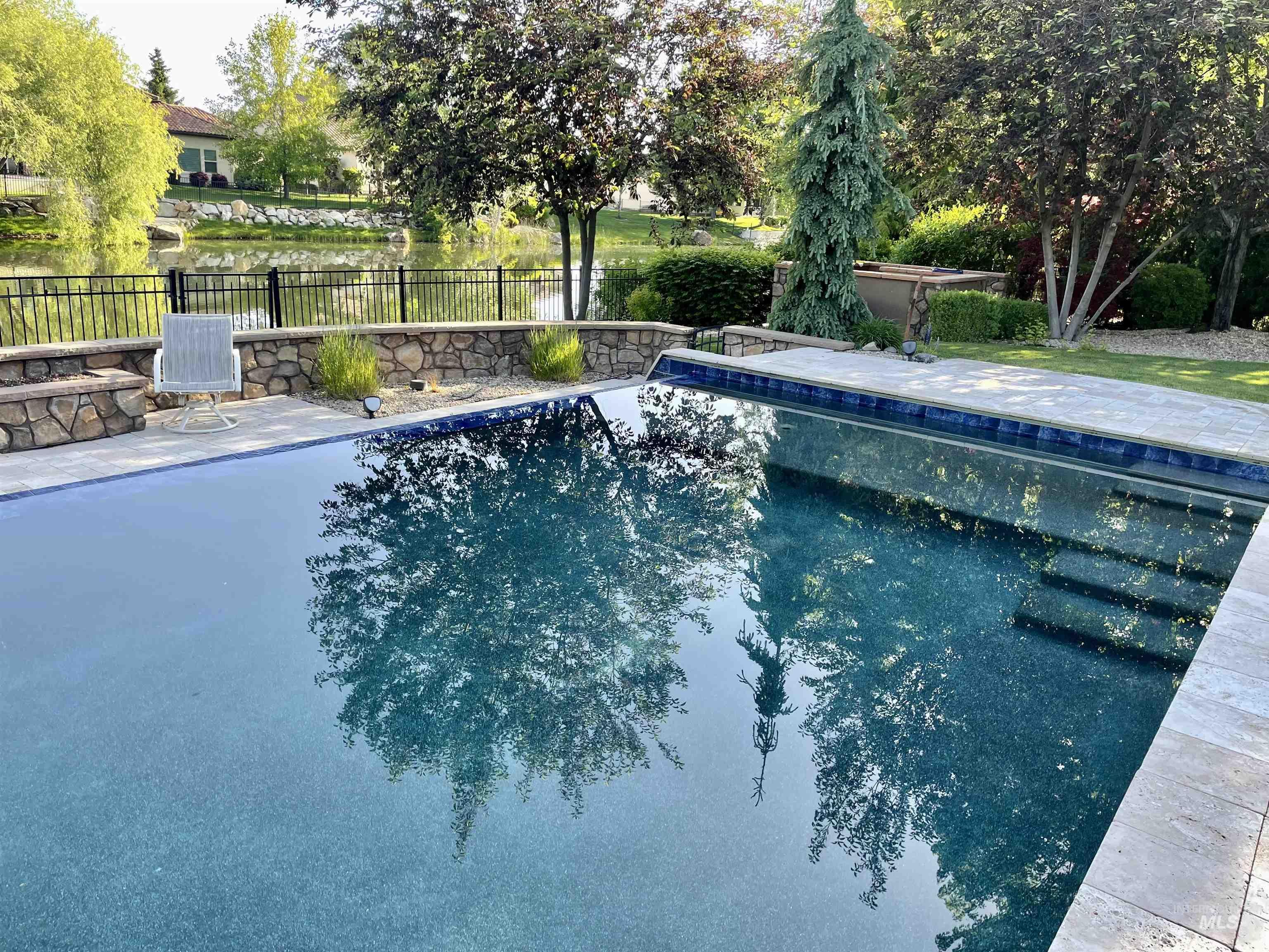 916 W Sherington Drive