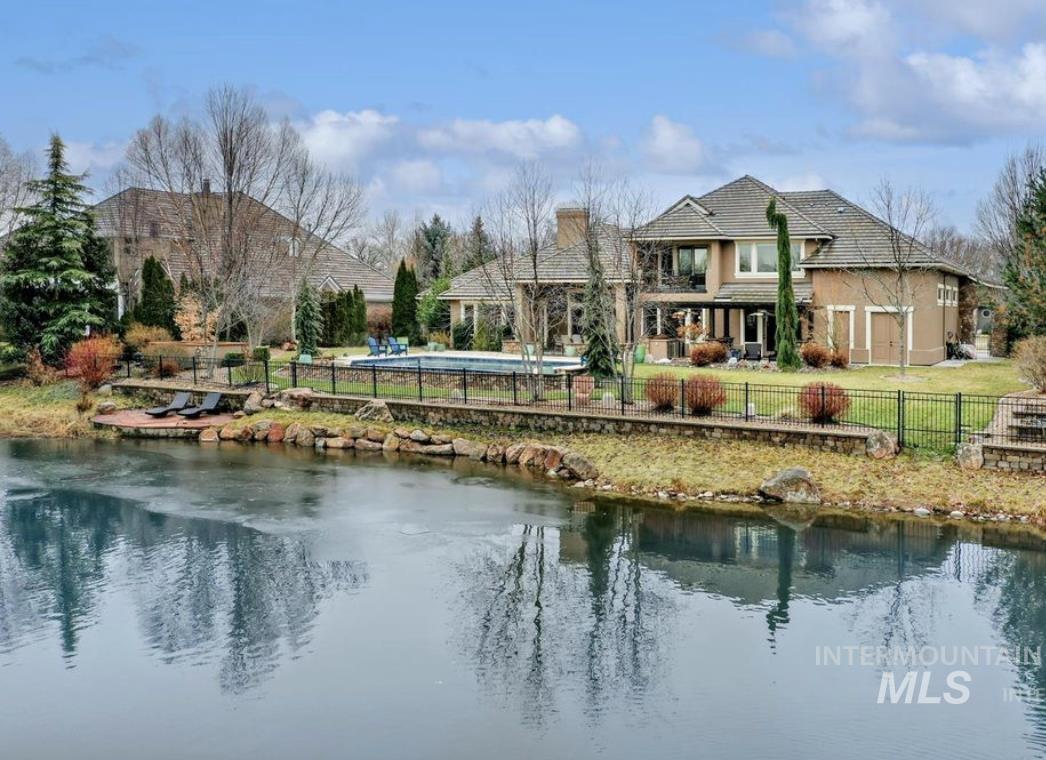 916 W Sherington Drive