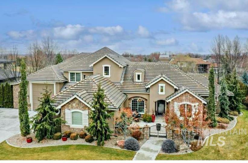 916 W Sherington Drive