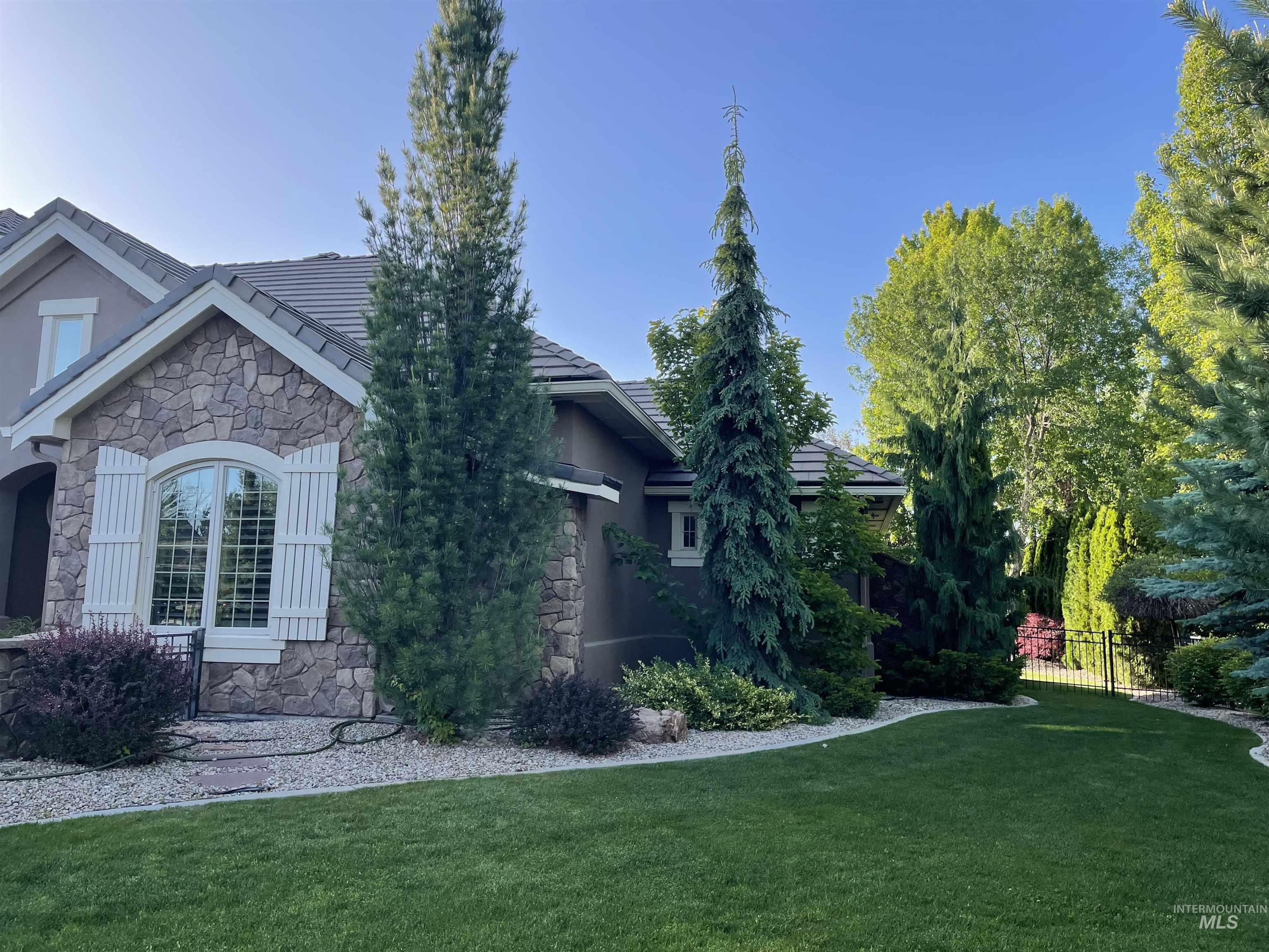 916 W Sherington Drive