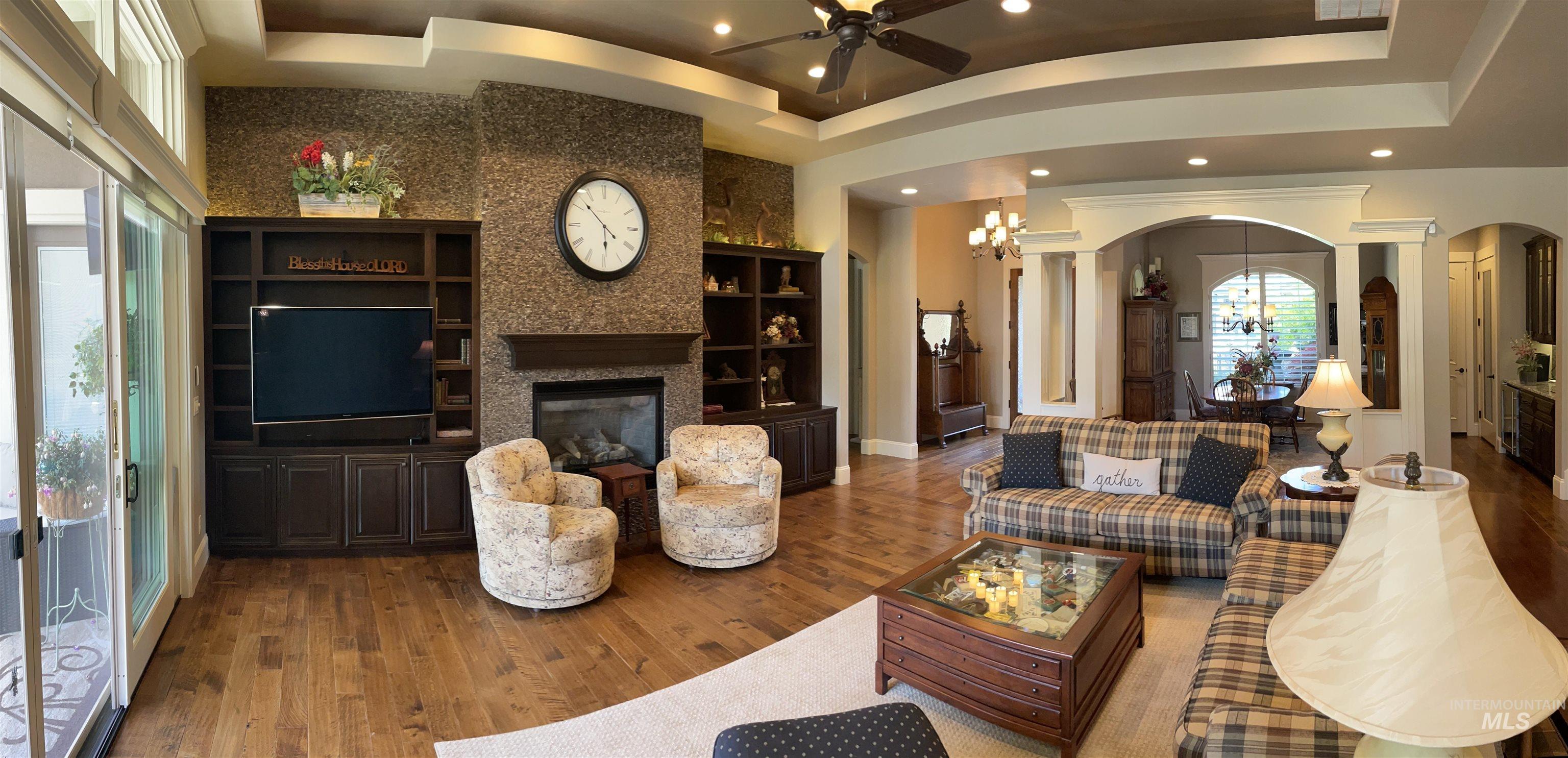 916 W Sherington Drive