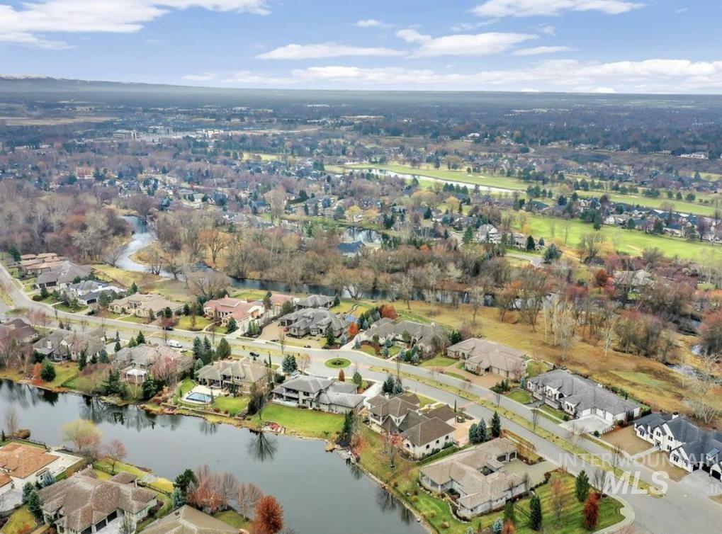 916 W Sherington Drive