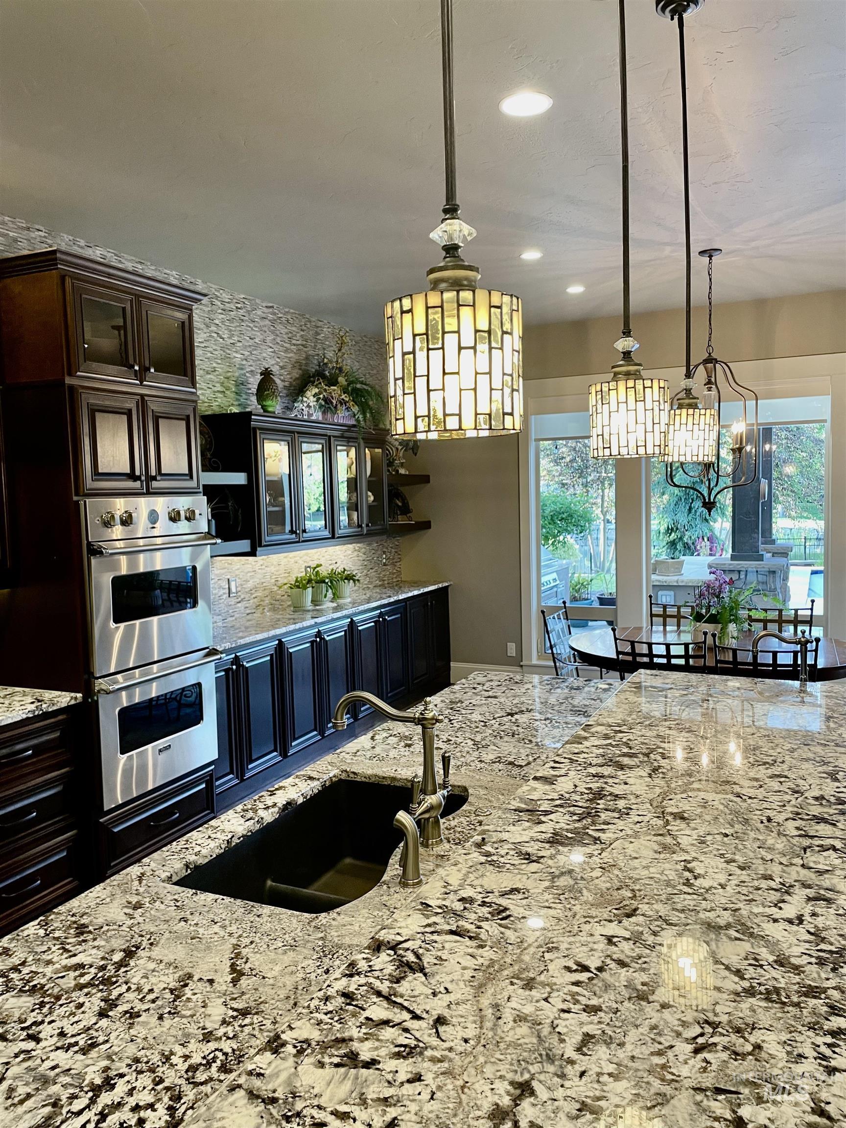 916 W Sherington Drive