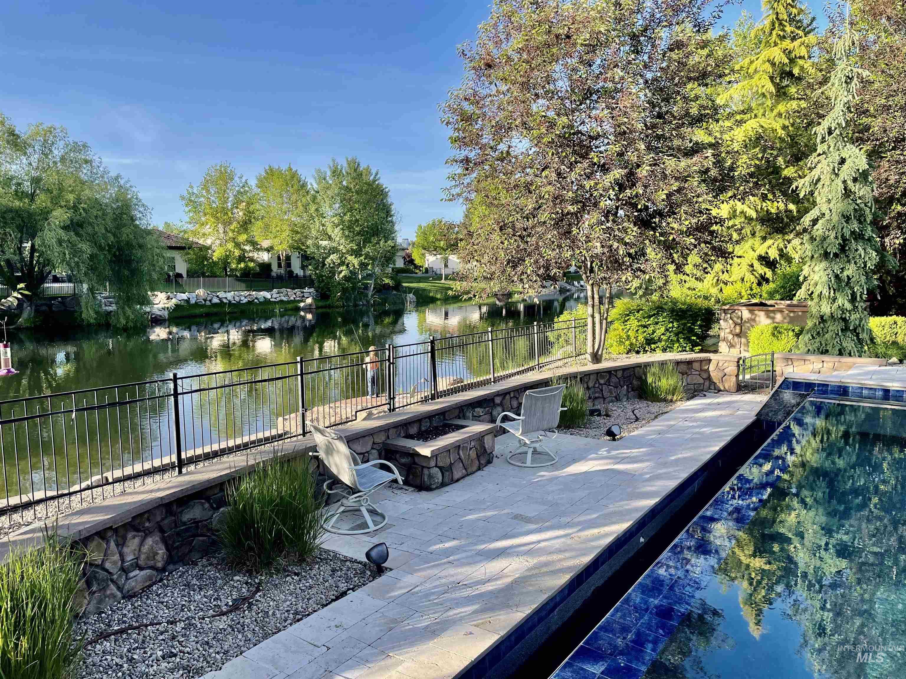 916 W Sherington Drive