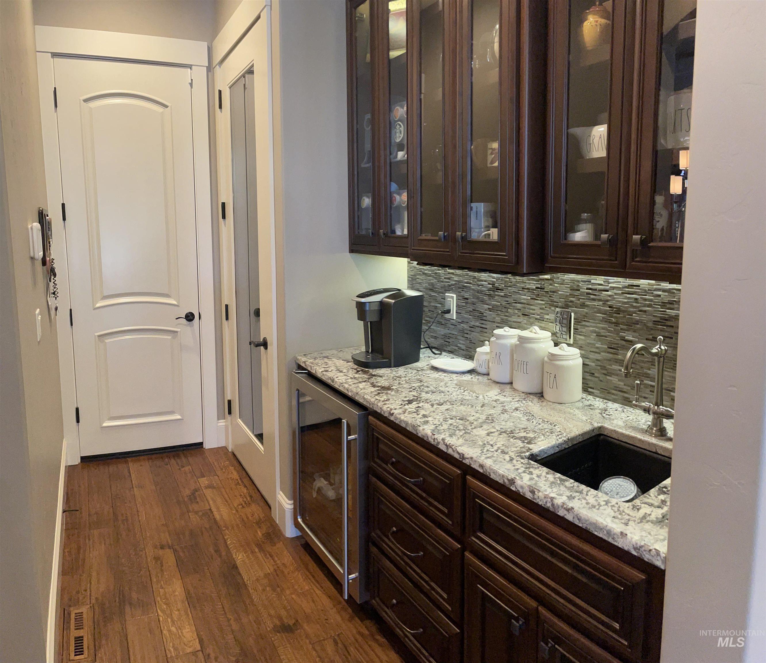 916 W Sherington Drive