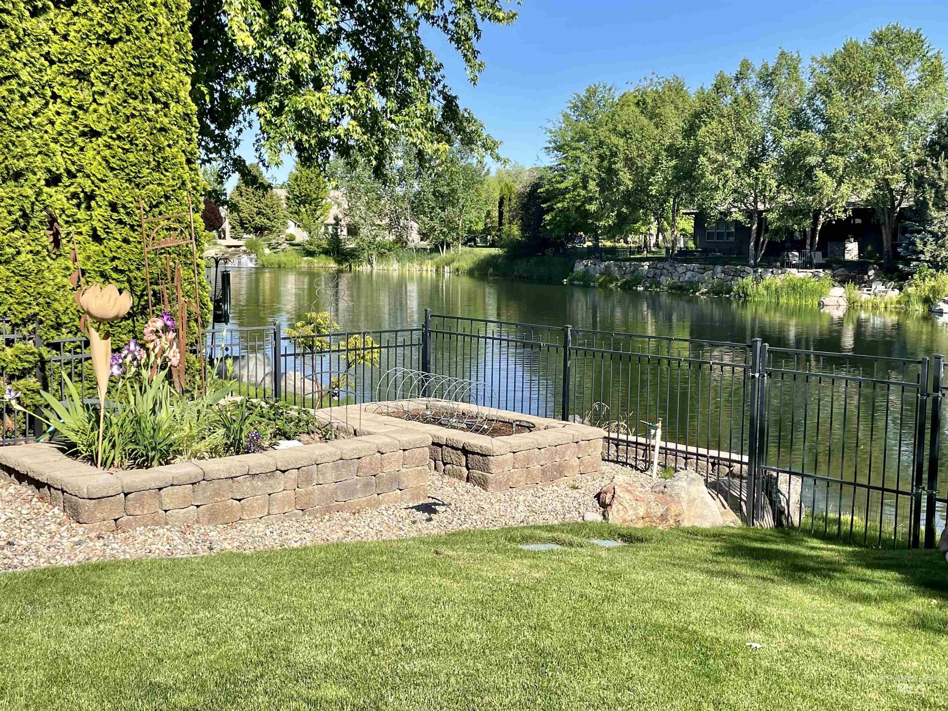 916 W Sherington Drive