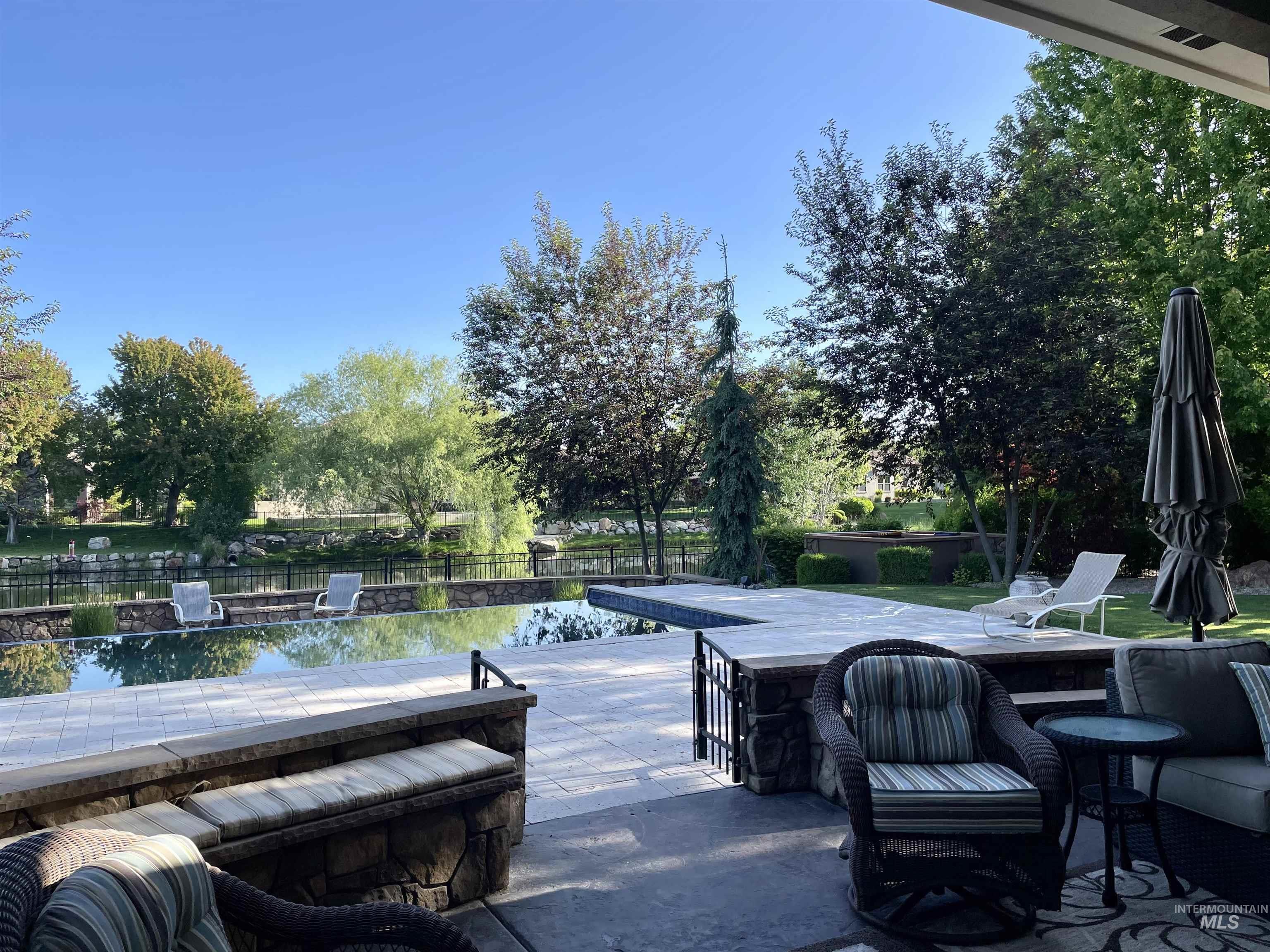 916 W Sherington Drive