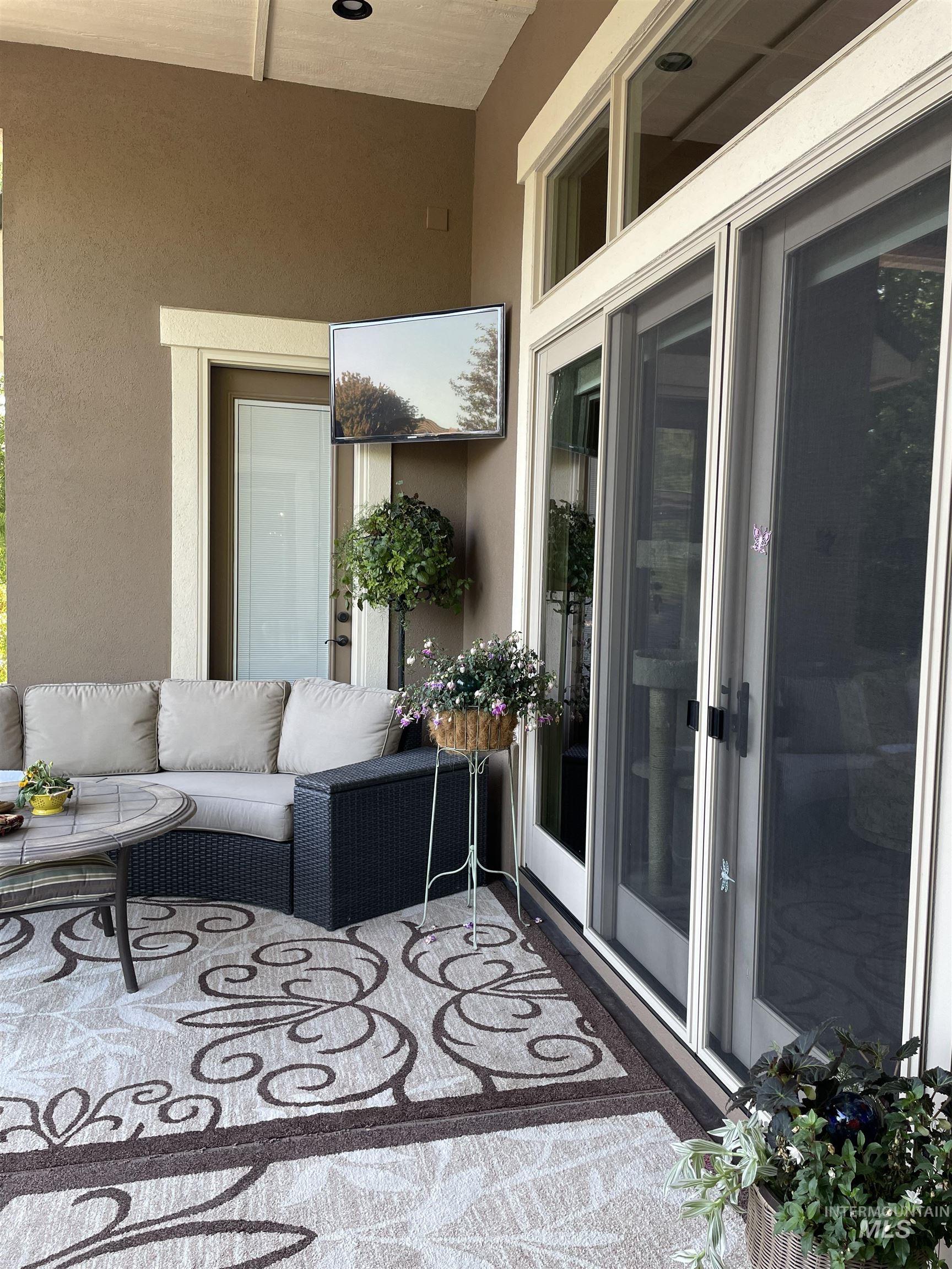 916 W Sherington Drive