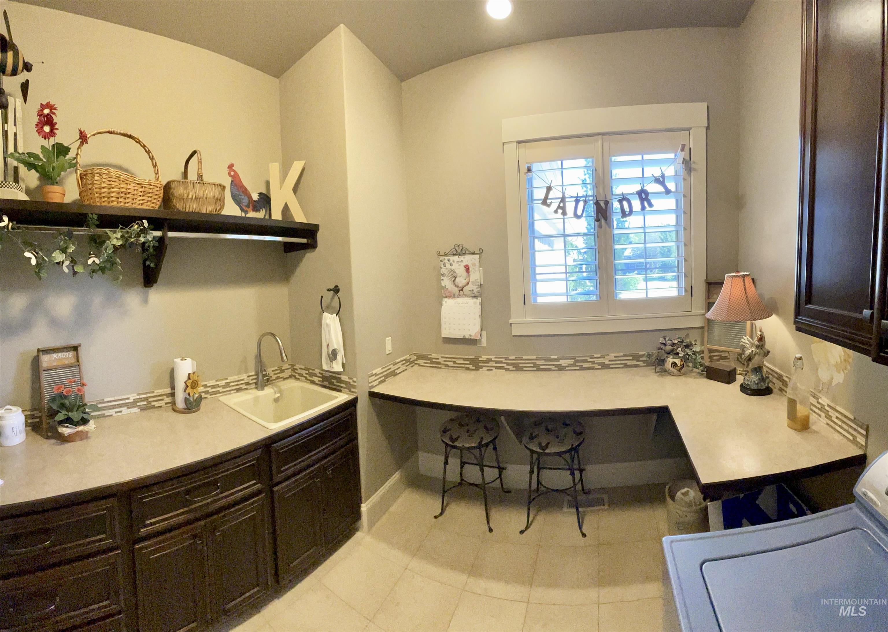 916 W Sherington Drive