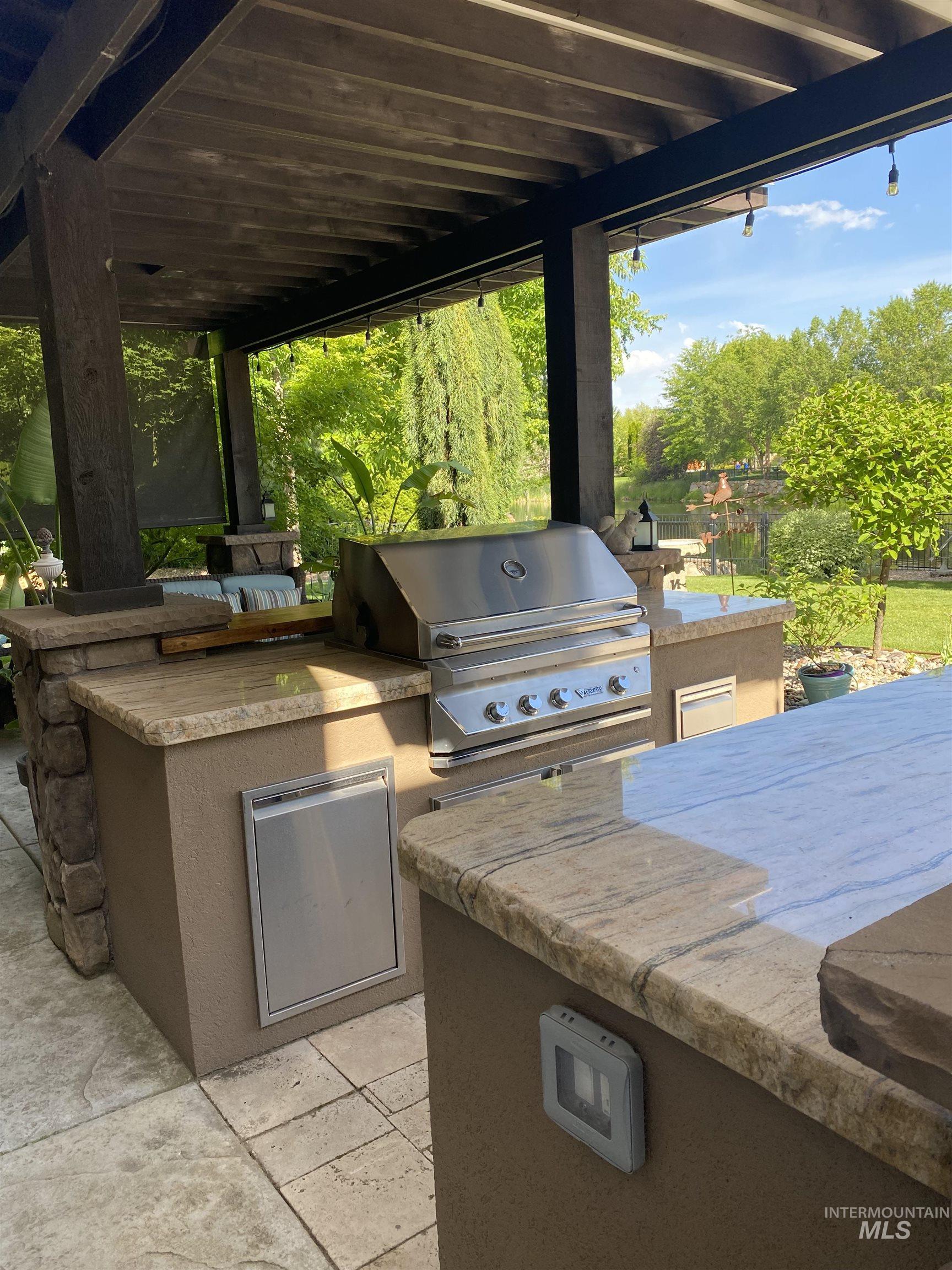 916 W Sherington Drive