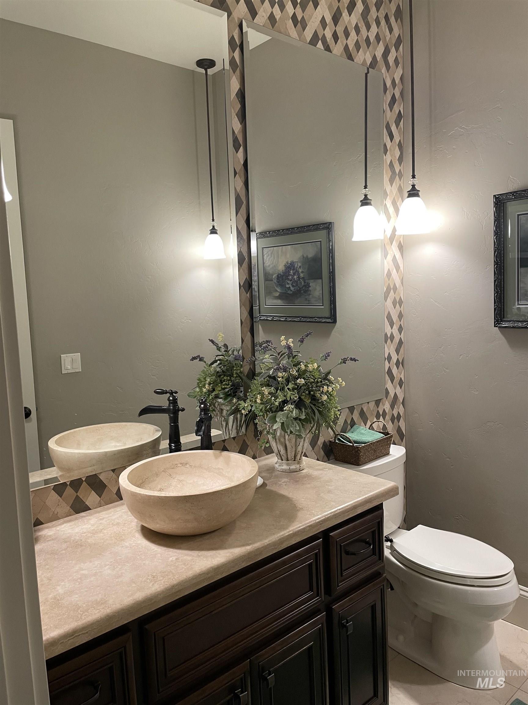 916 W Sherington Drive