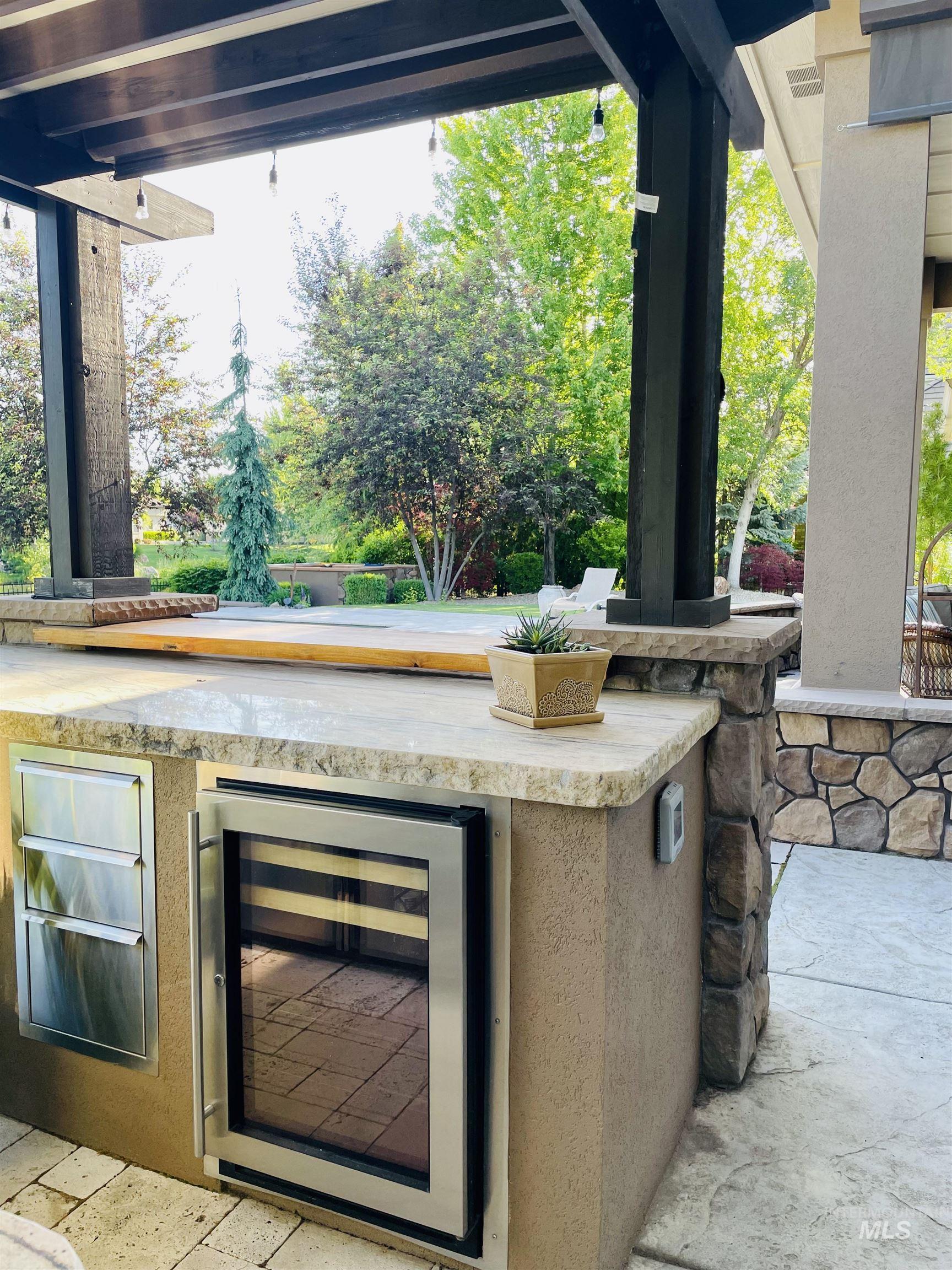 916 W Sherington Drive