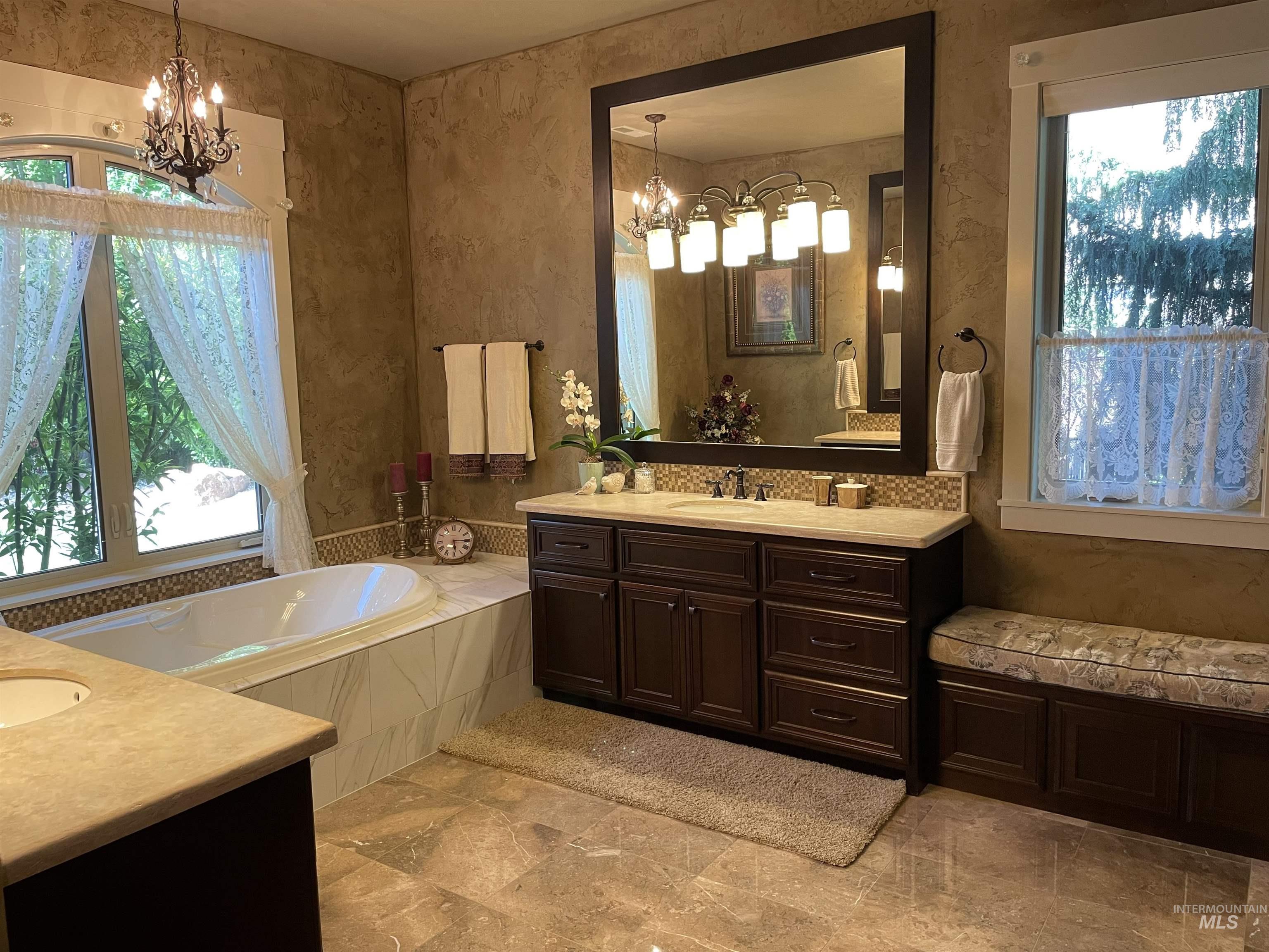 916 W Sherington Drive