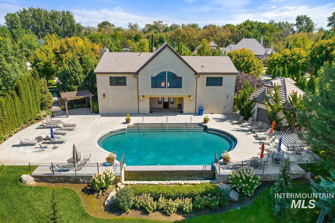 916 W Sherington Drive