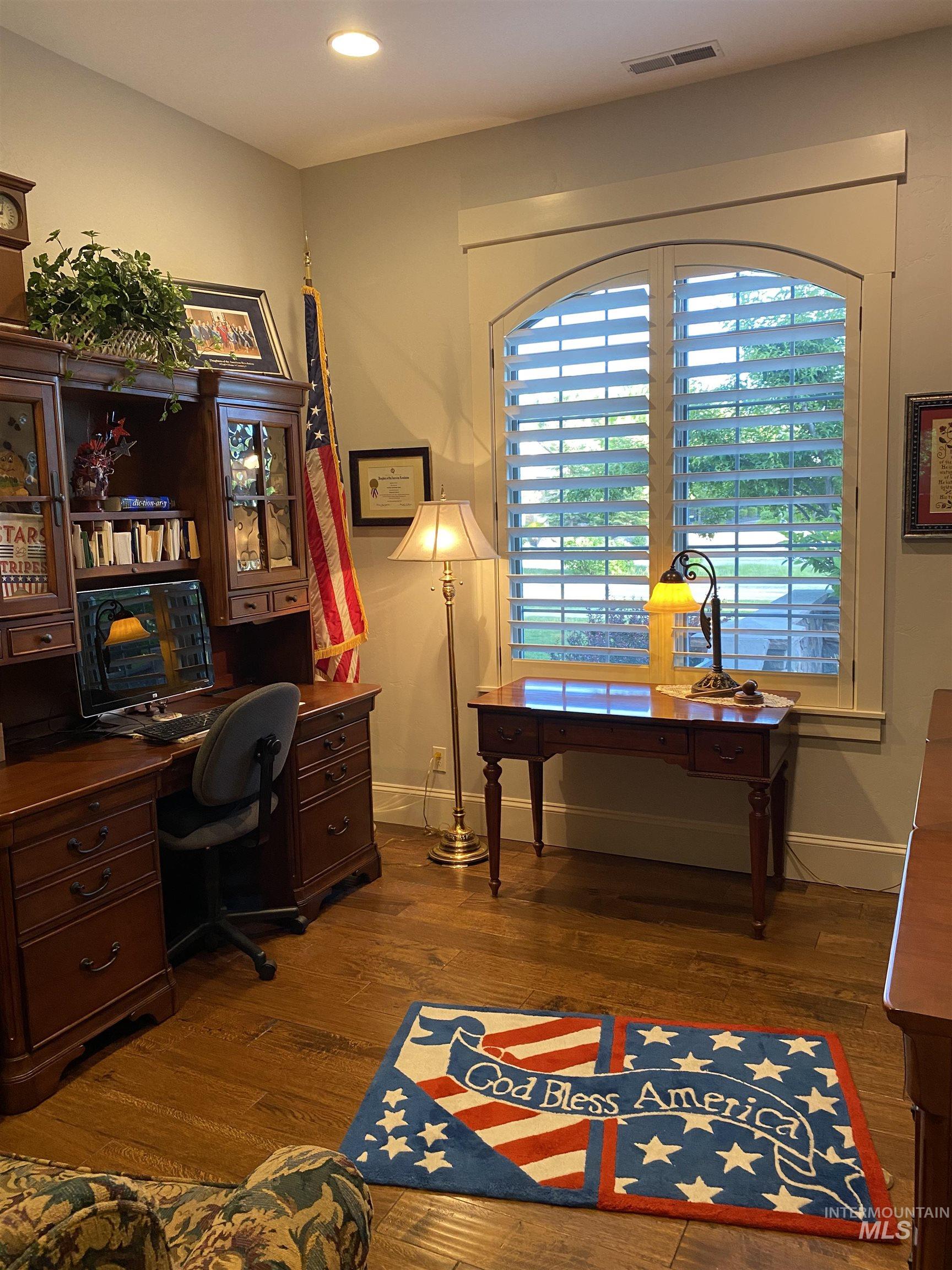 916 W Sherington Drive