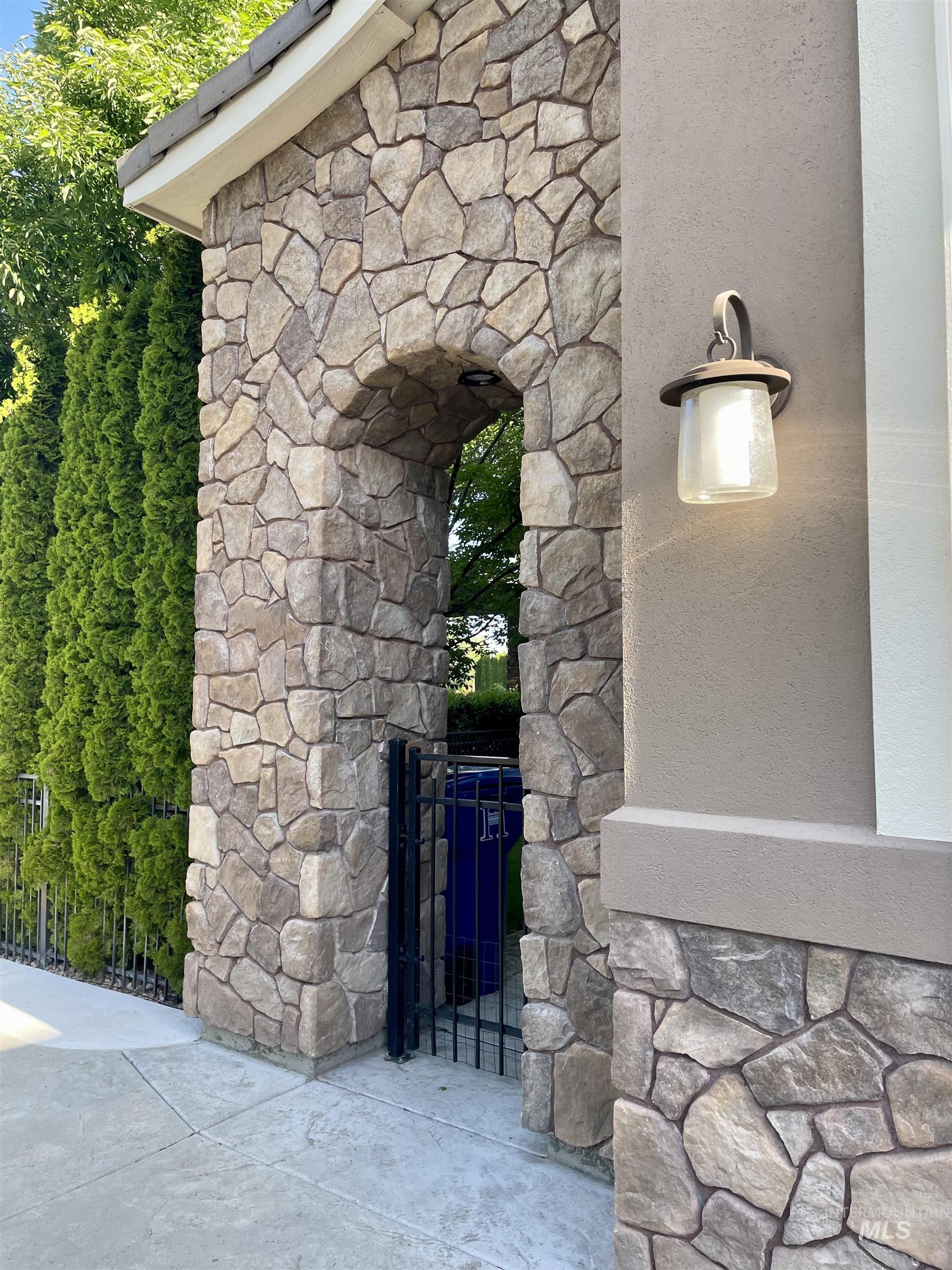 916 W Sherington Drive