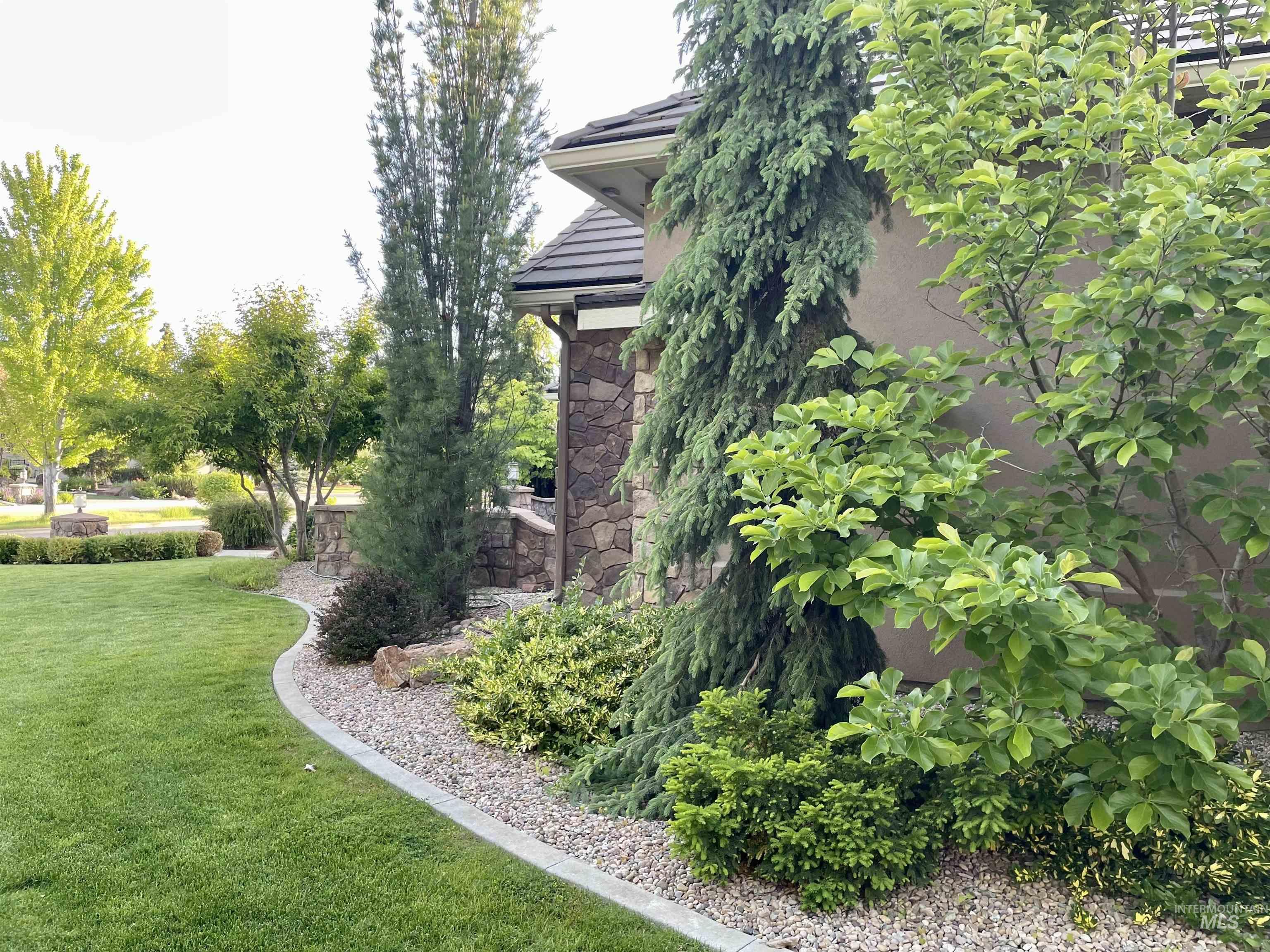 916 W Sherington Drive