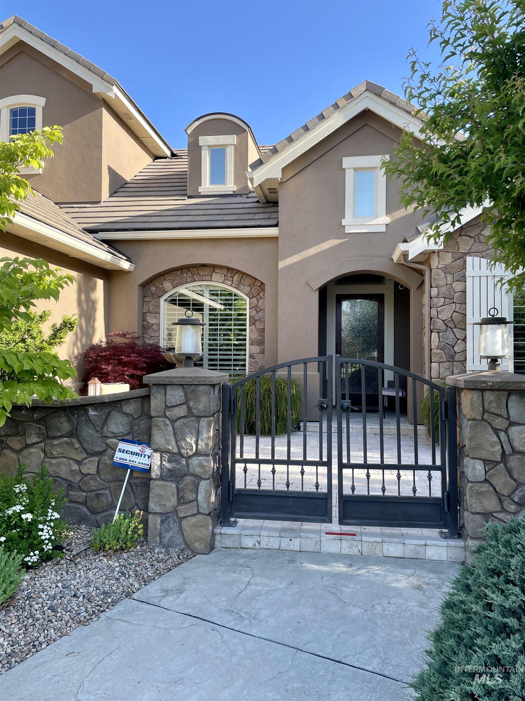 916 W Sherington Drive