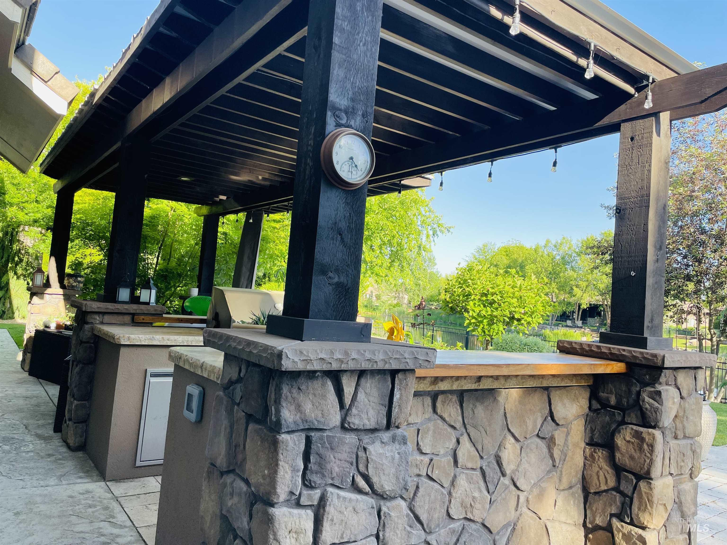 916 W Sherington Drive