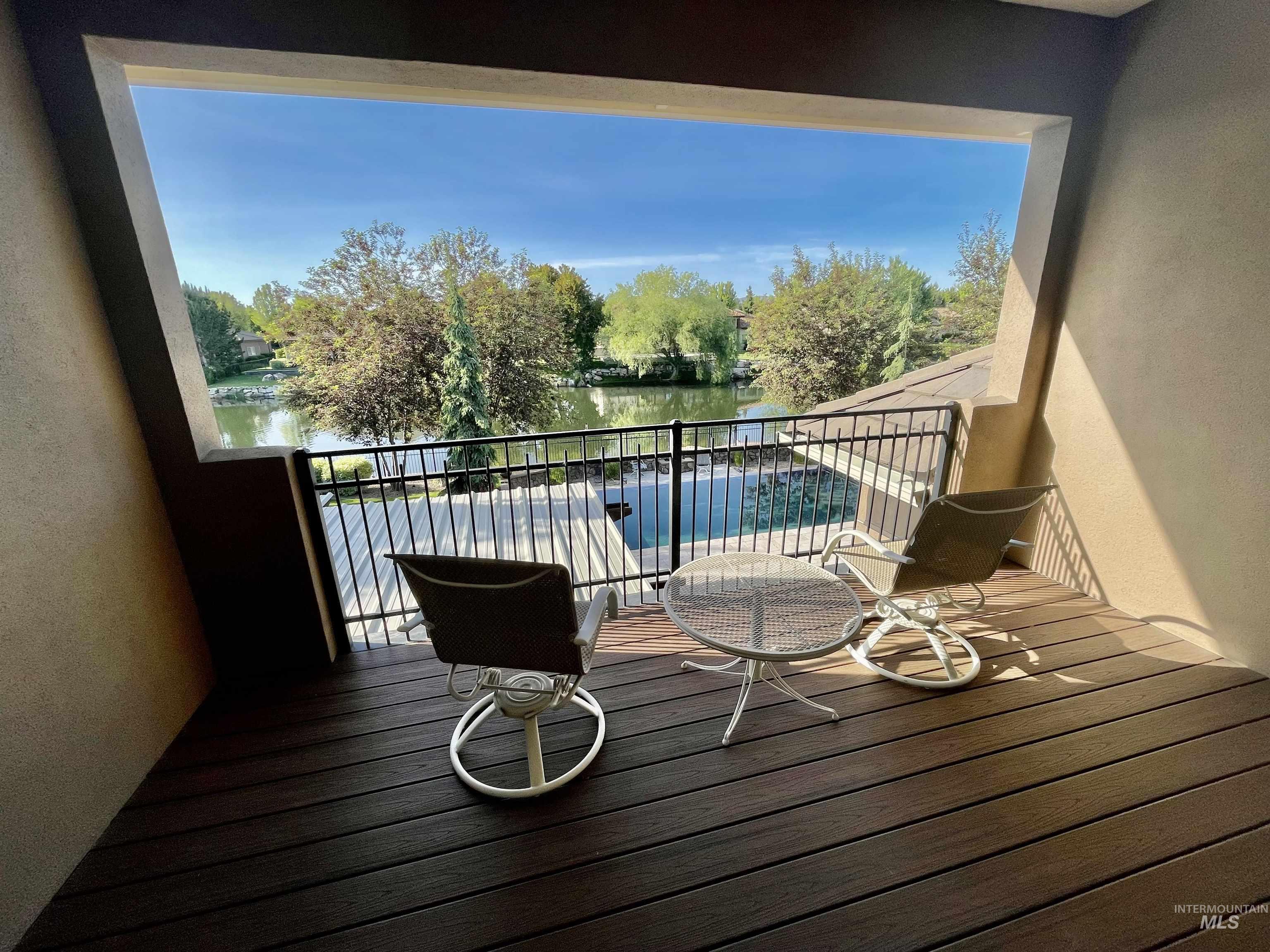 916 W Sherington Drive