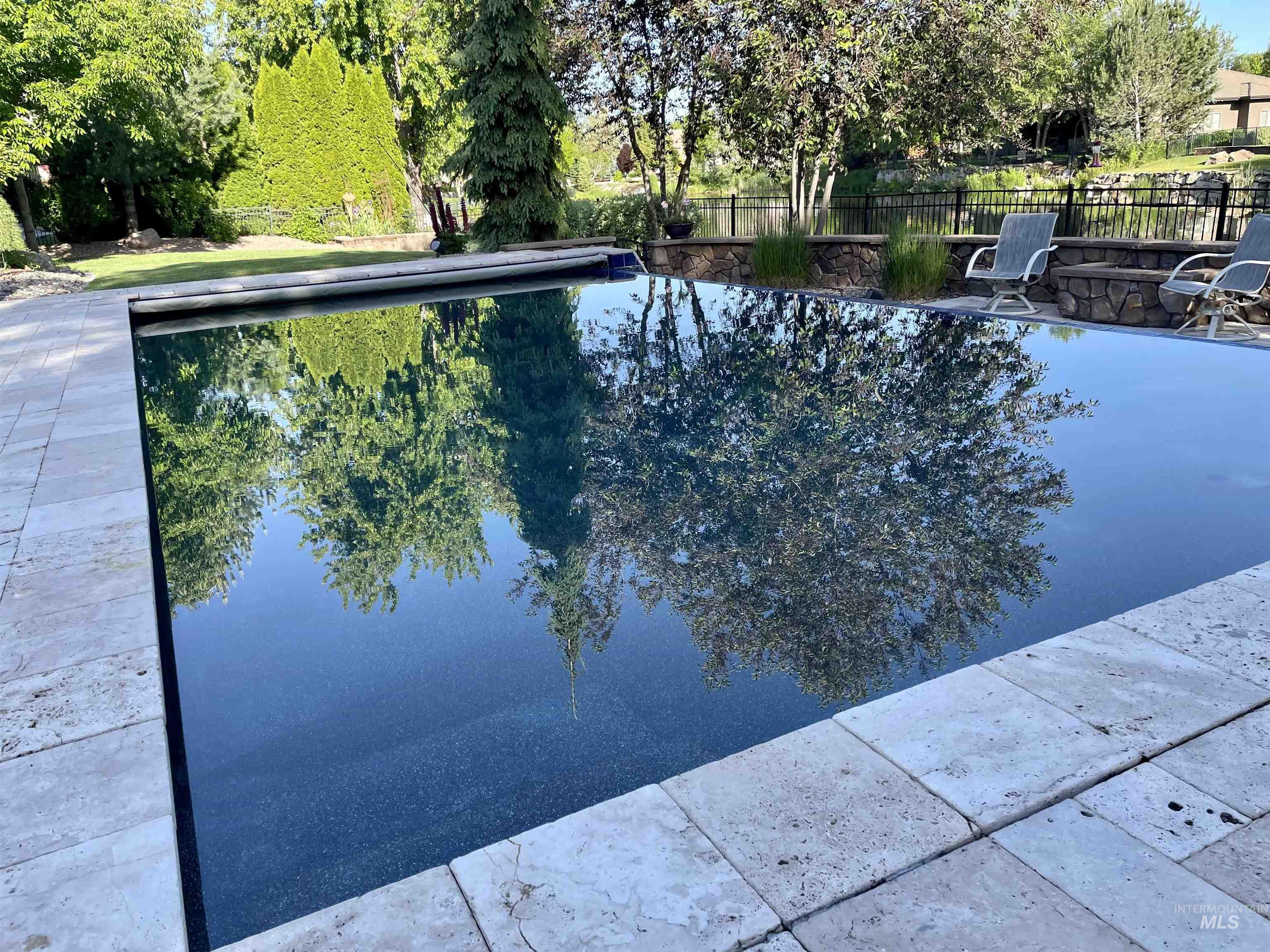 916 W Sherington Drive