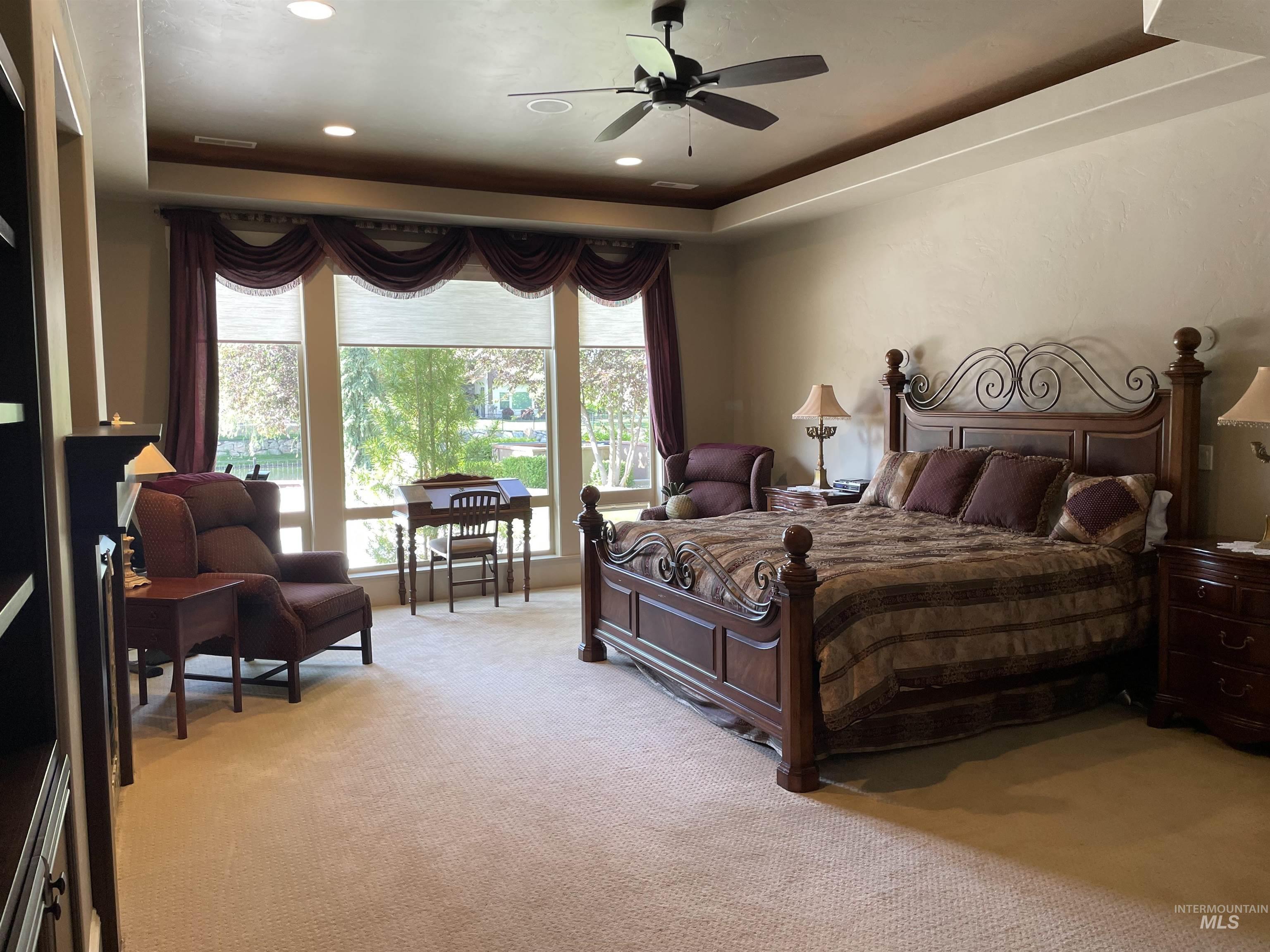 916 W Sherington Drive