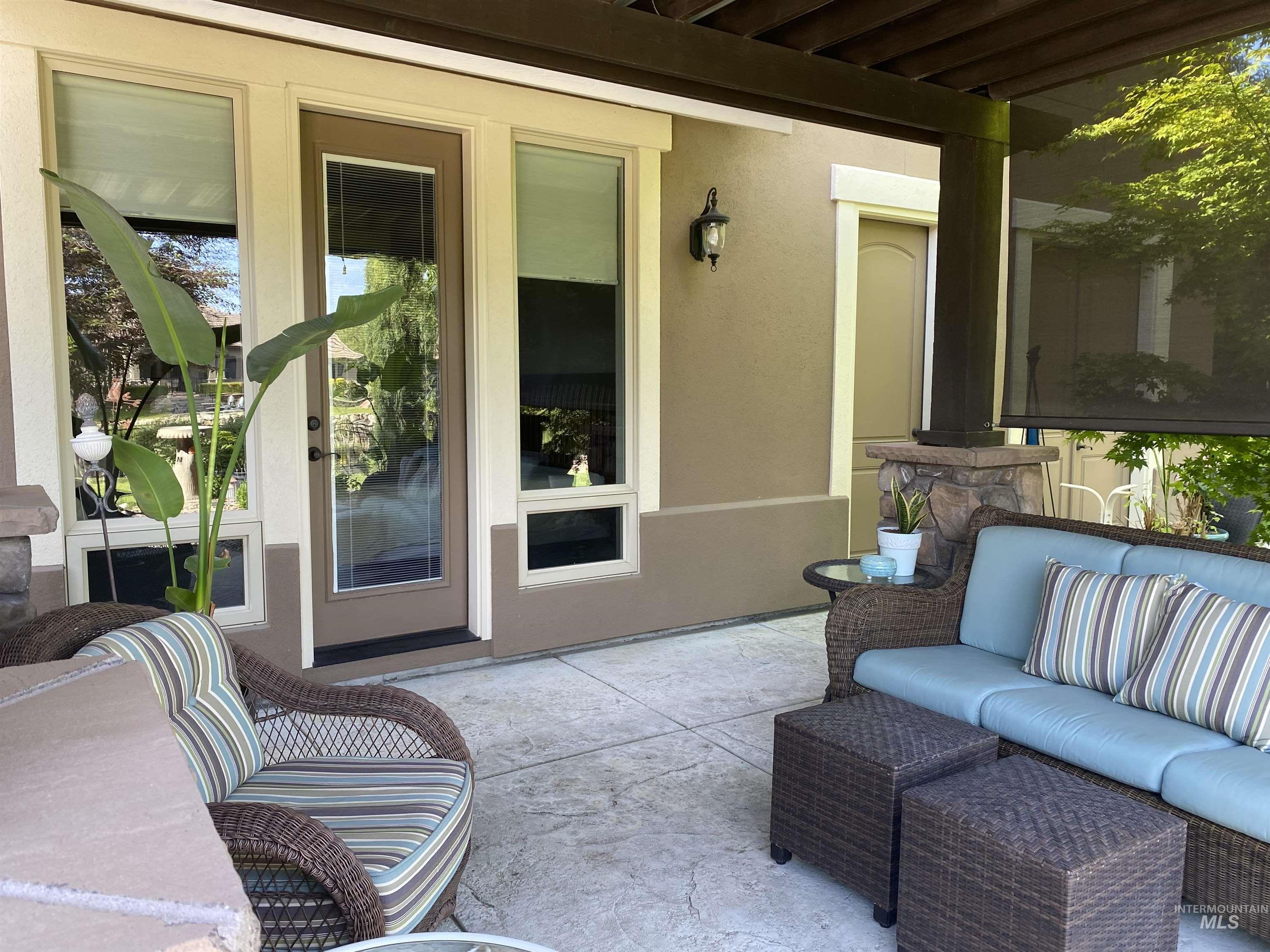 916 W Sherington Drive