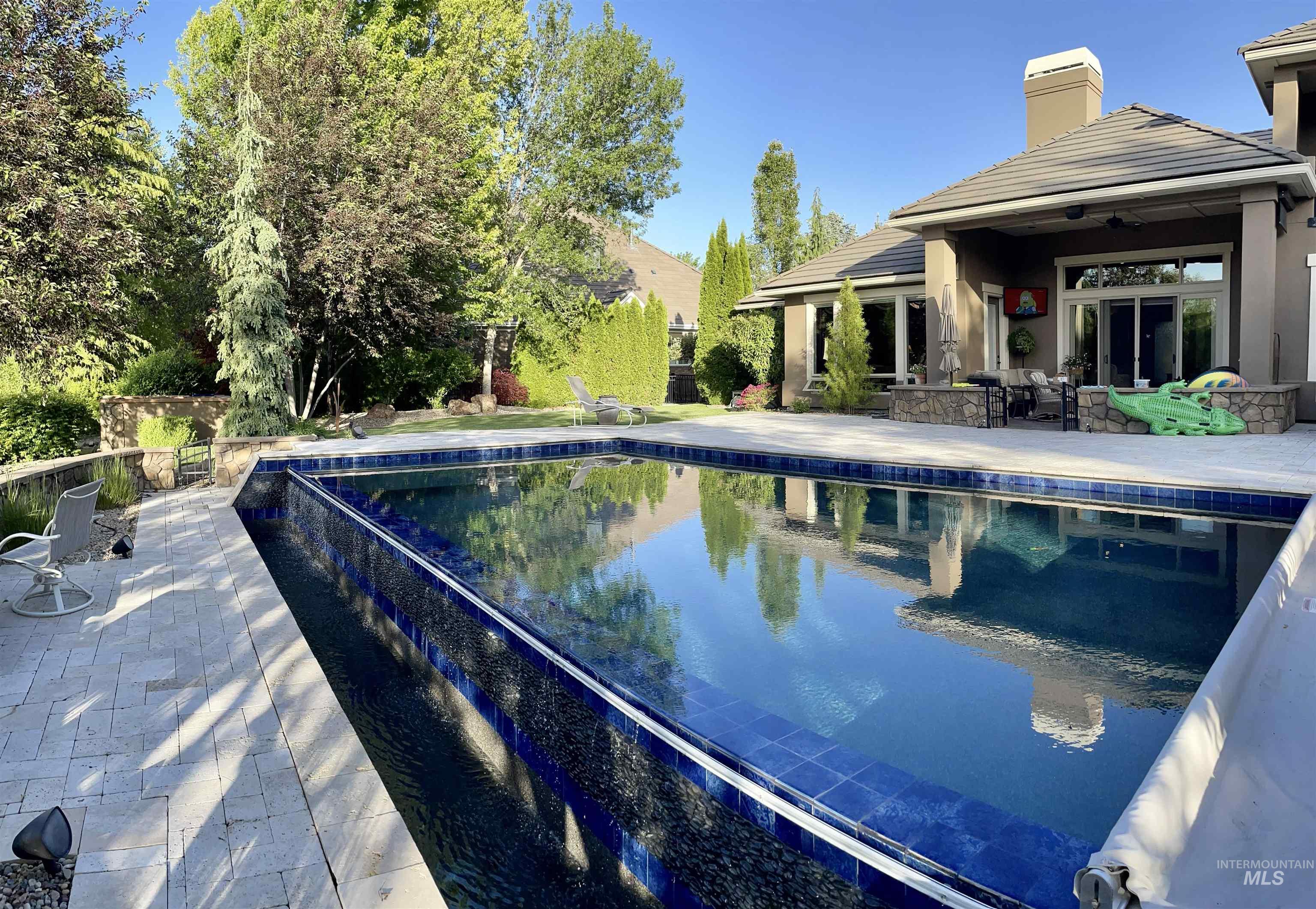 916 W Sherington Drive