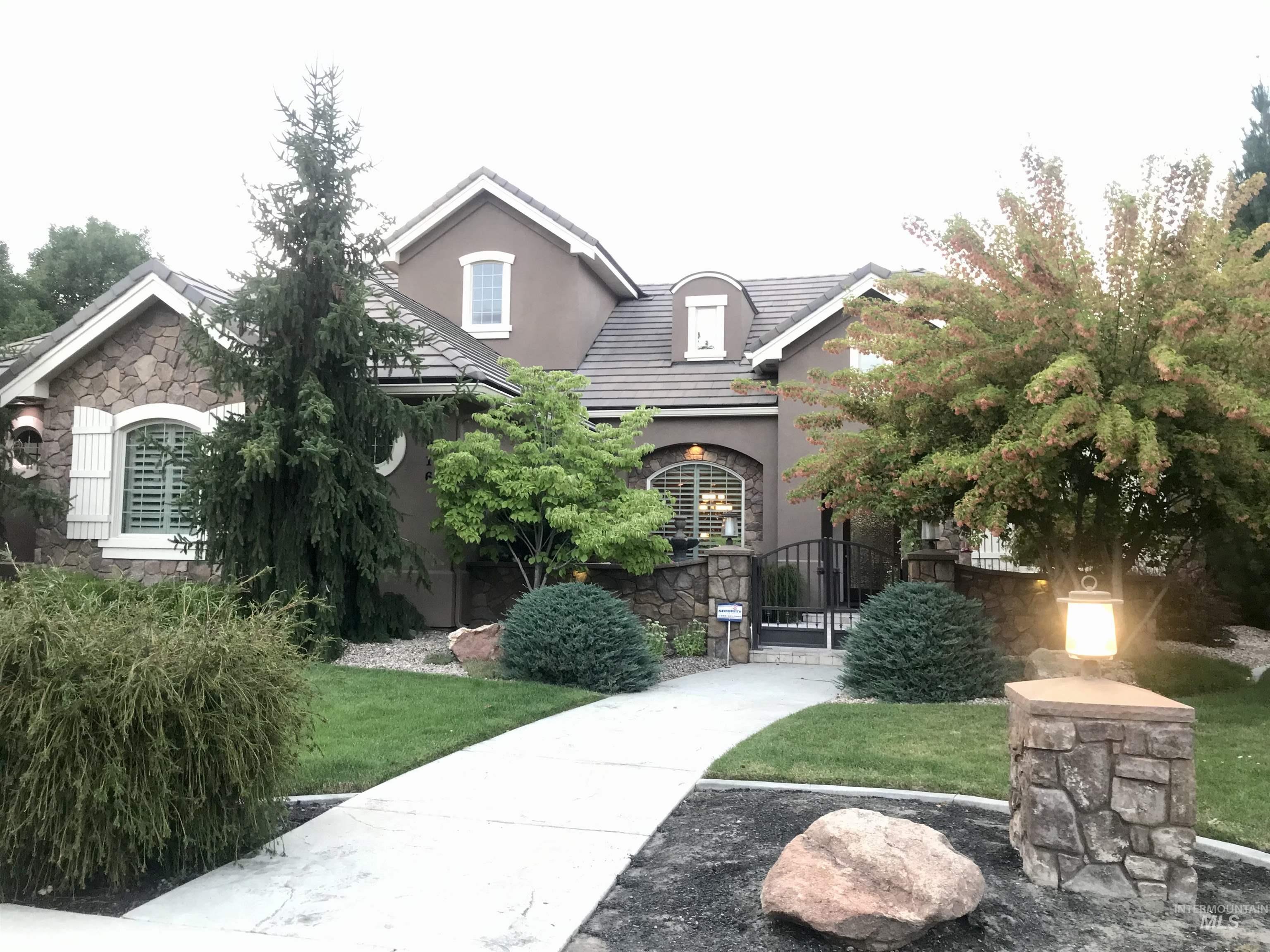 916 W Sherington Drive