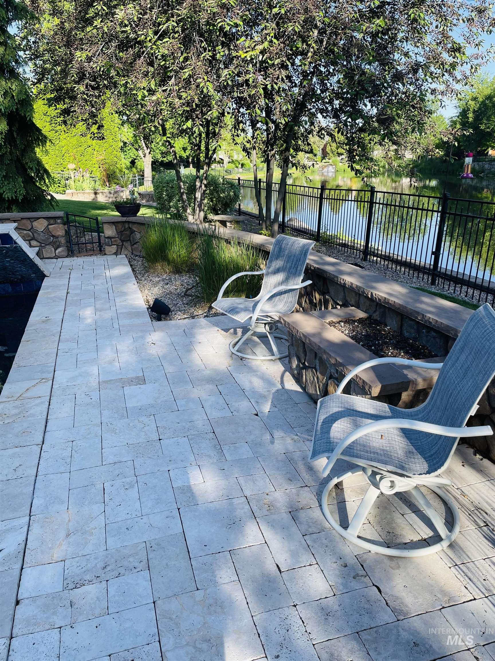 916 W Sherington Drive