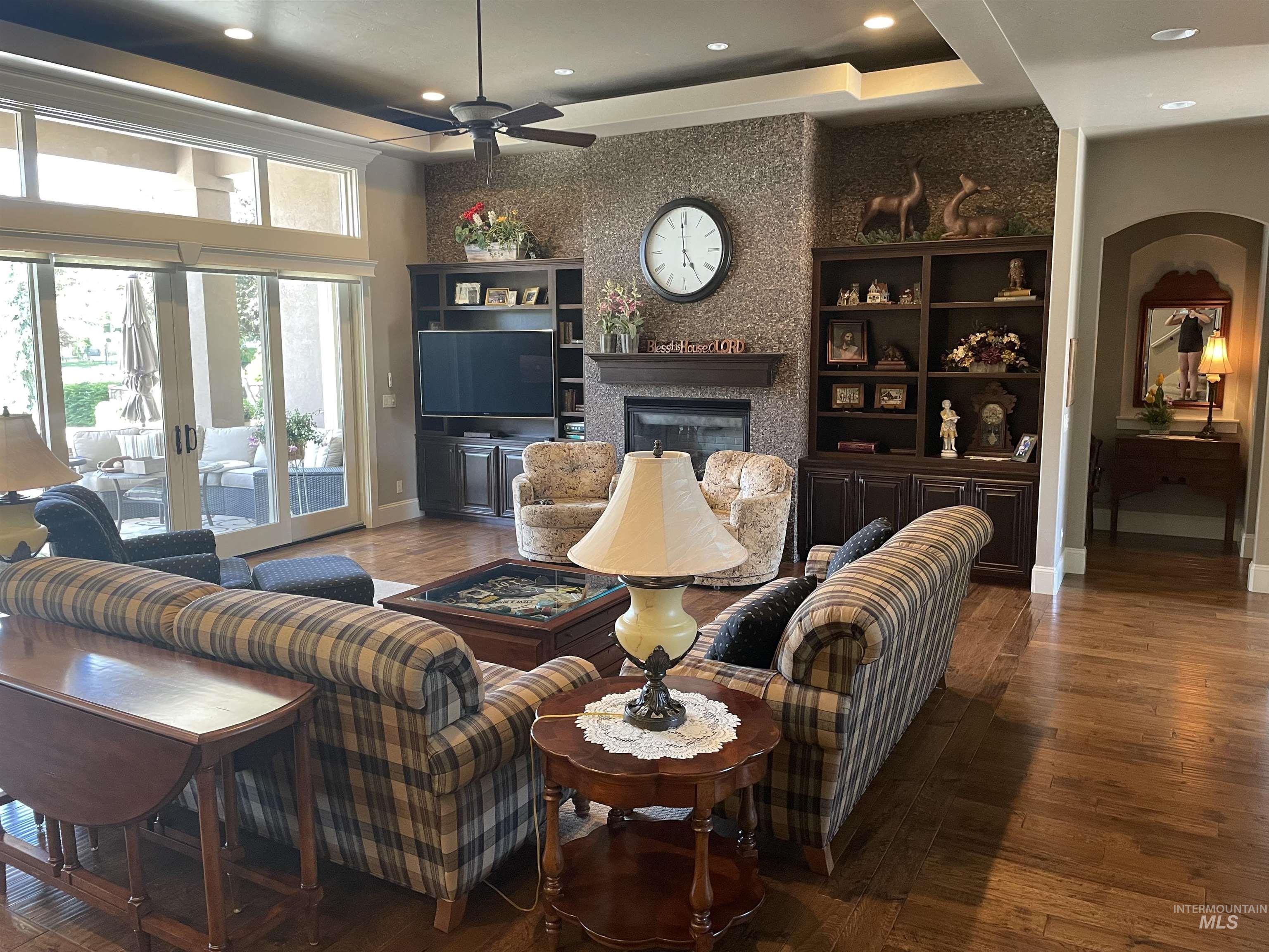 916 W Sherington Drive